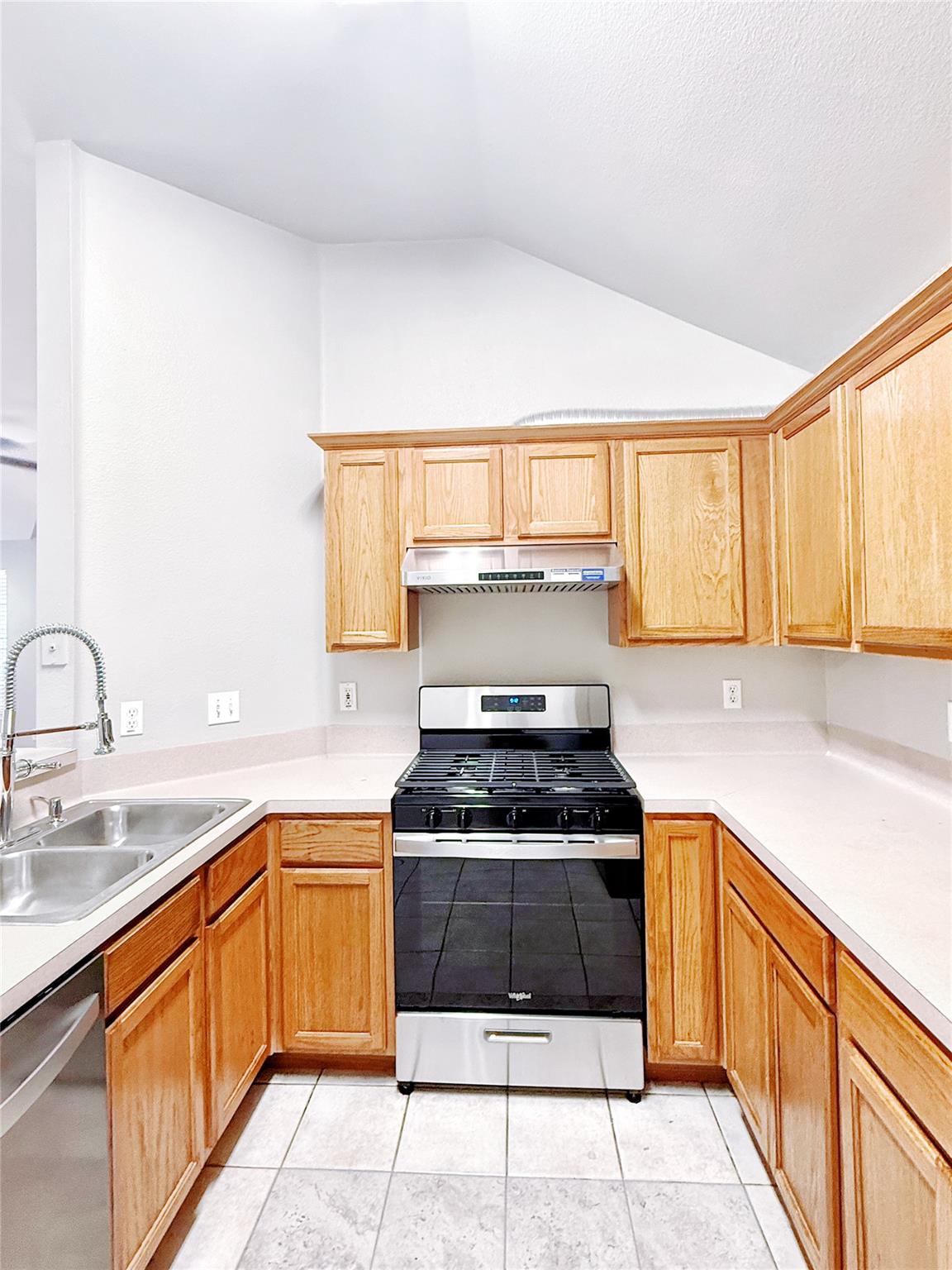 1581 Parkfield Cir Property Photo 4