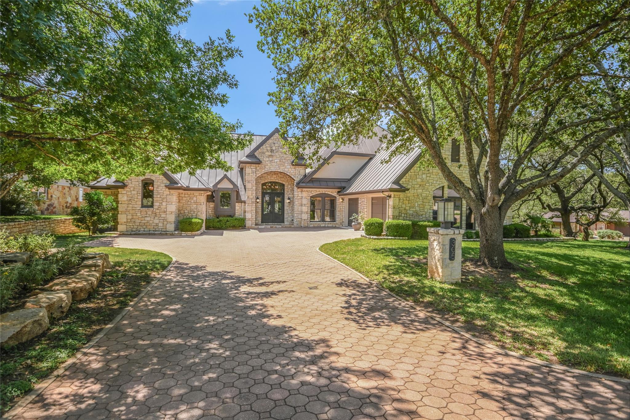 305 Blue Ground Property Photo