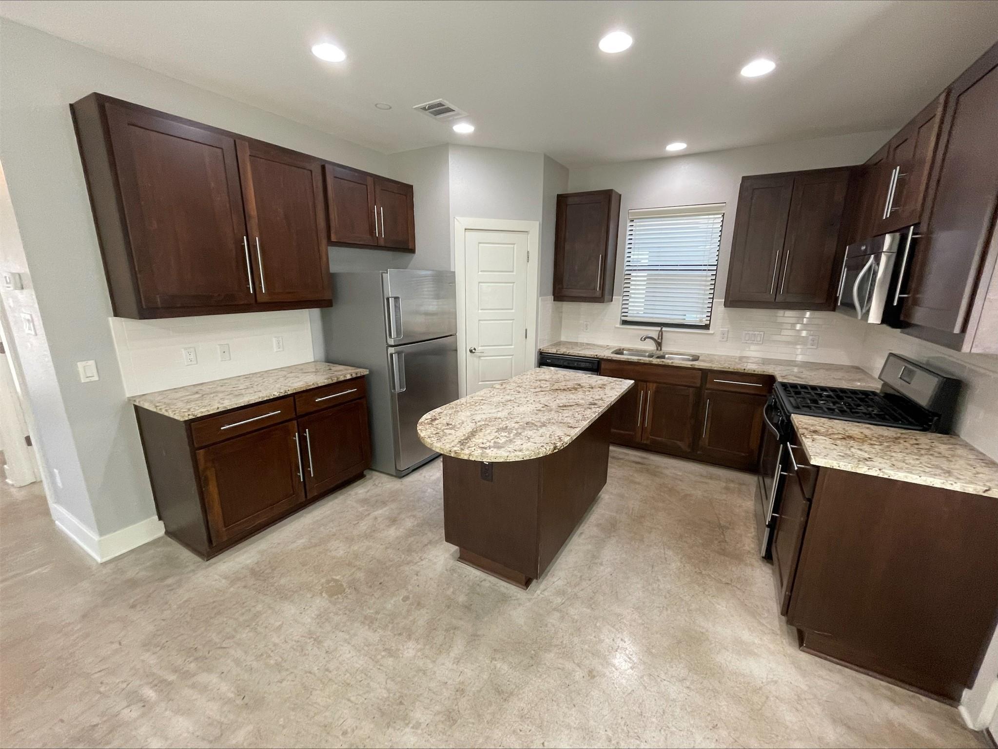 3853660 Property Photo 2