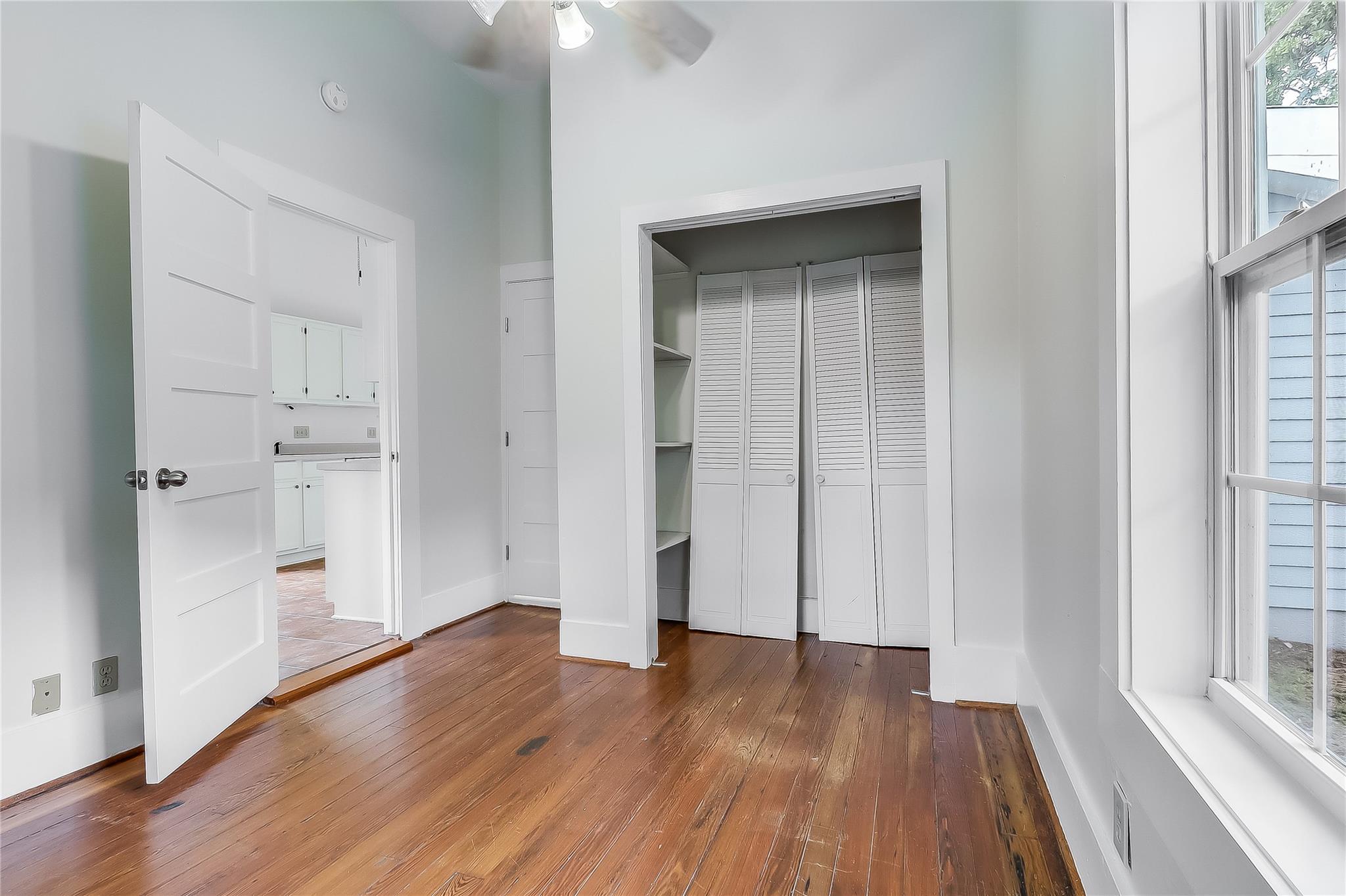 609 W 35th St Property Photo 18