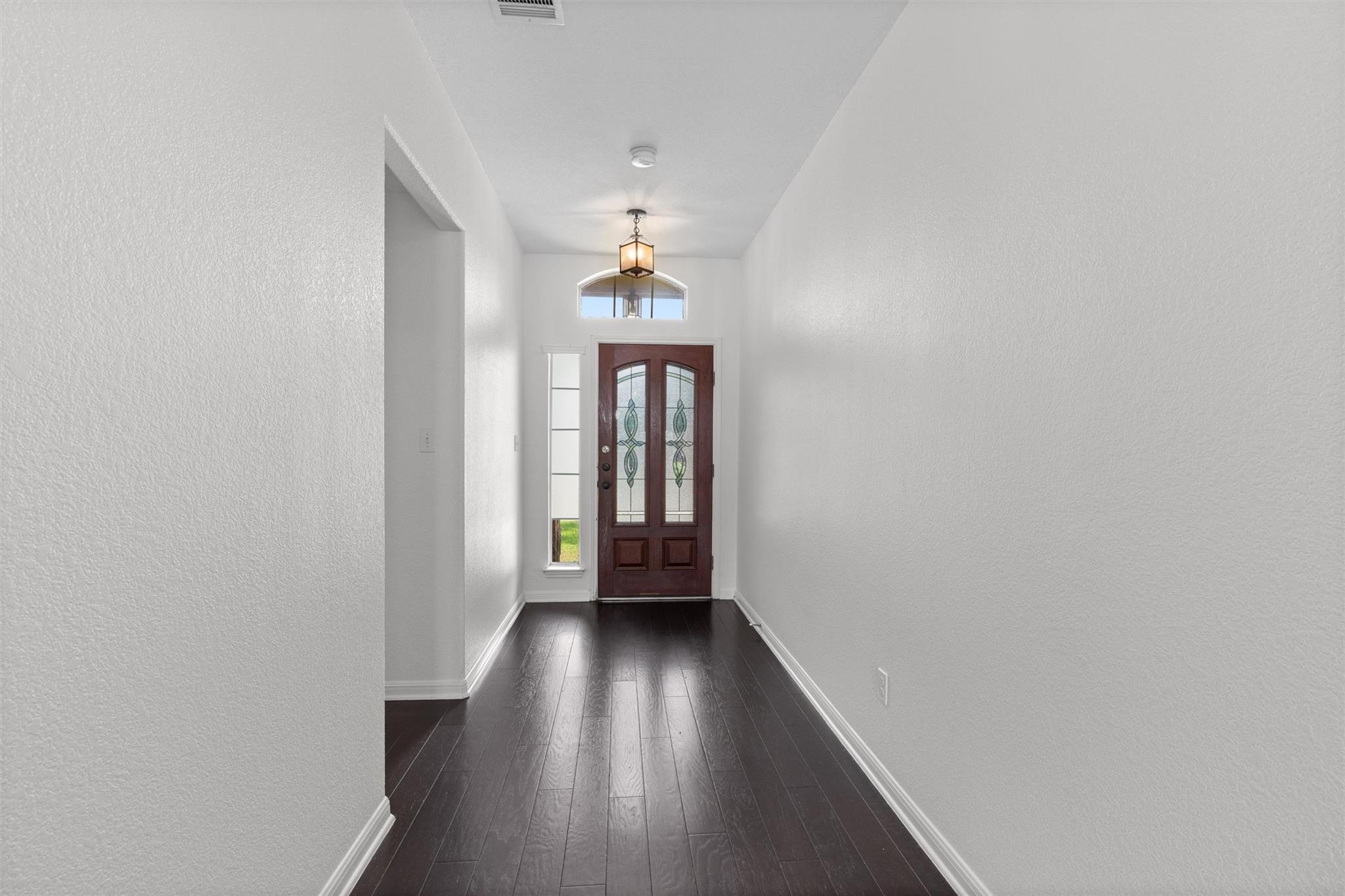 1049 Regency Ln Property Photo 4