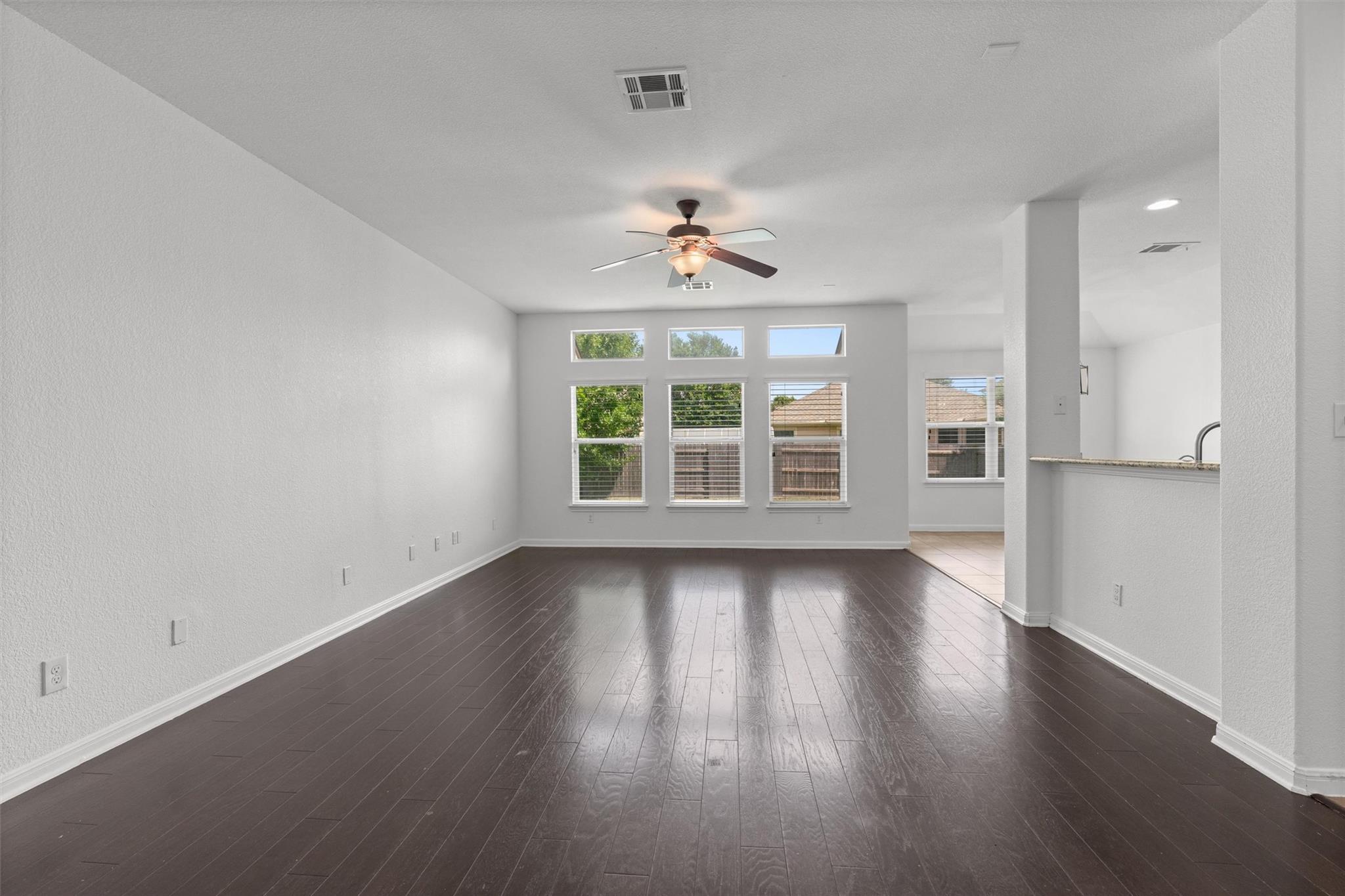 1049 Regency Ln Property Photo 5