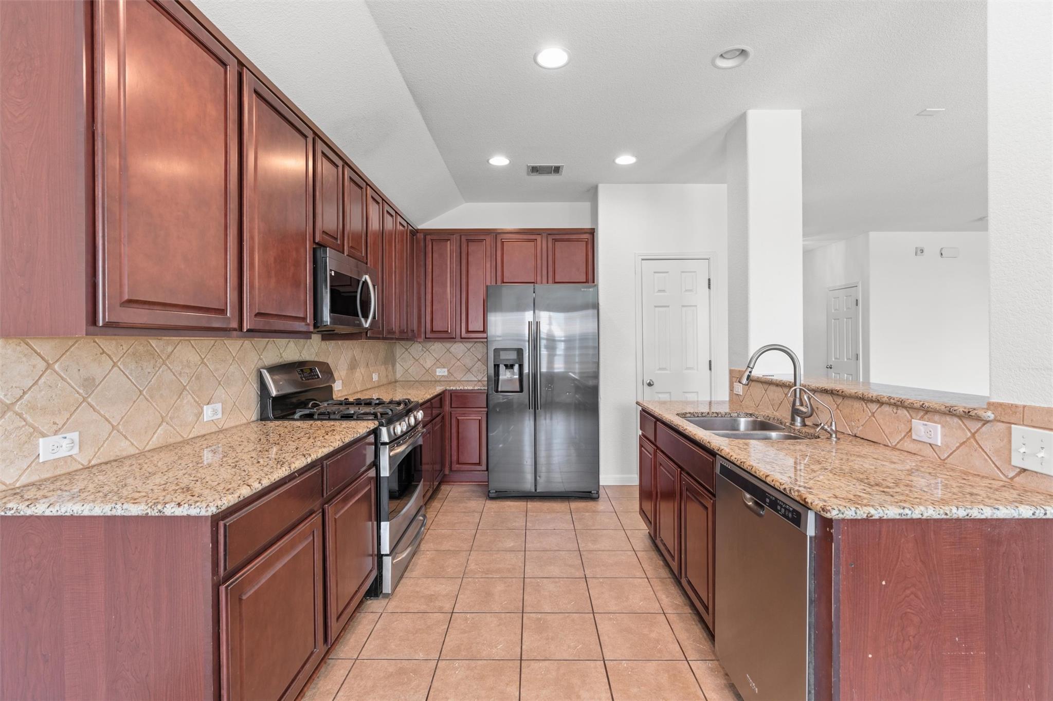 1049 Regency Ln Property Photo 9