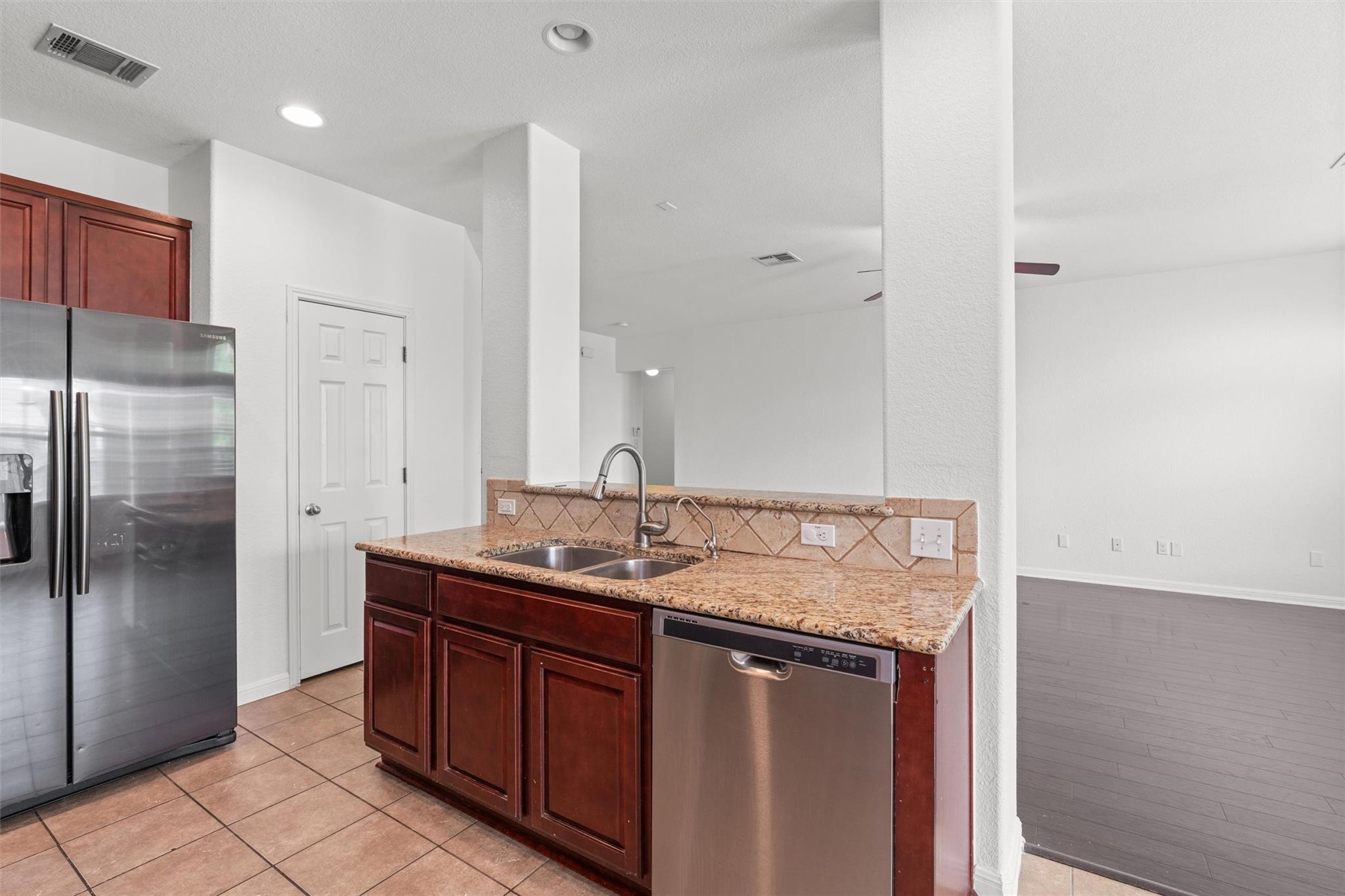 1049 Regency Ln Property Photo 10