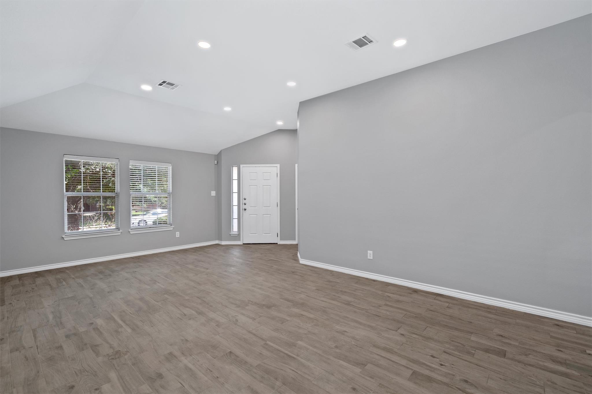 1083 Zeus Cir Property Photo 4