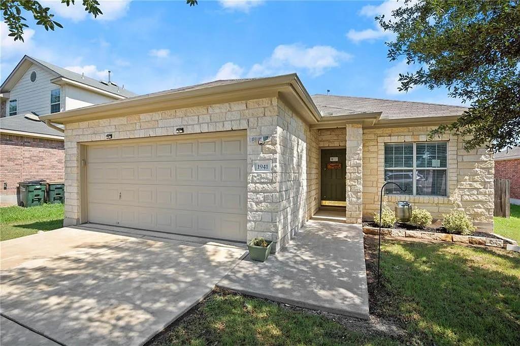 1941 Amberwood Loop Property Photo 1