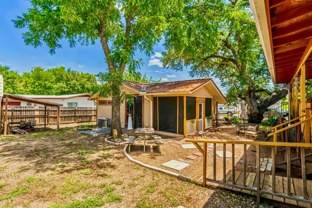 1307 Wright St Property Photo 6