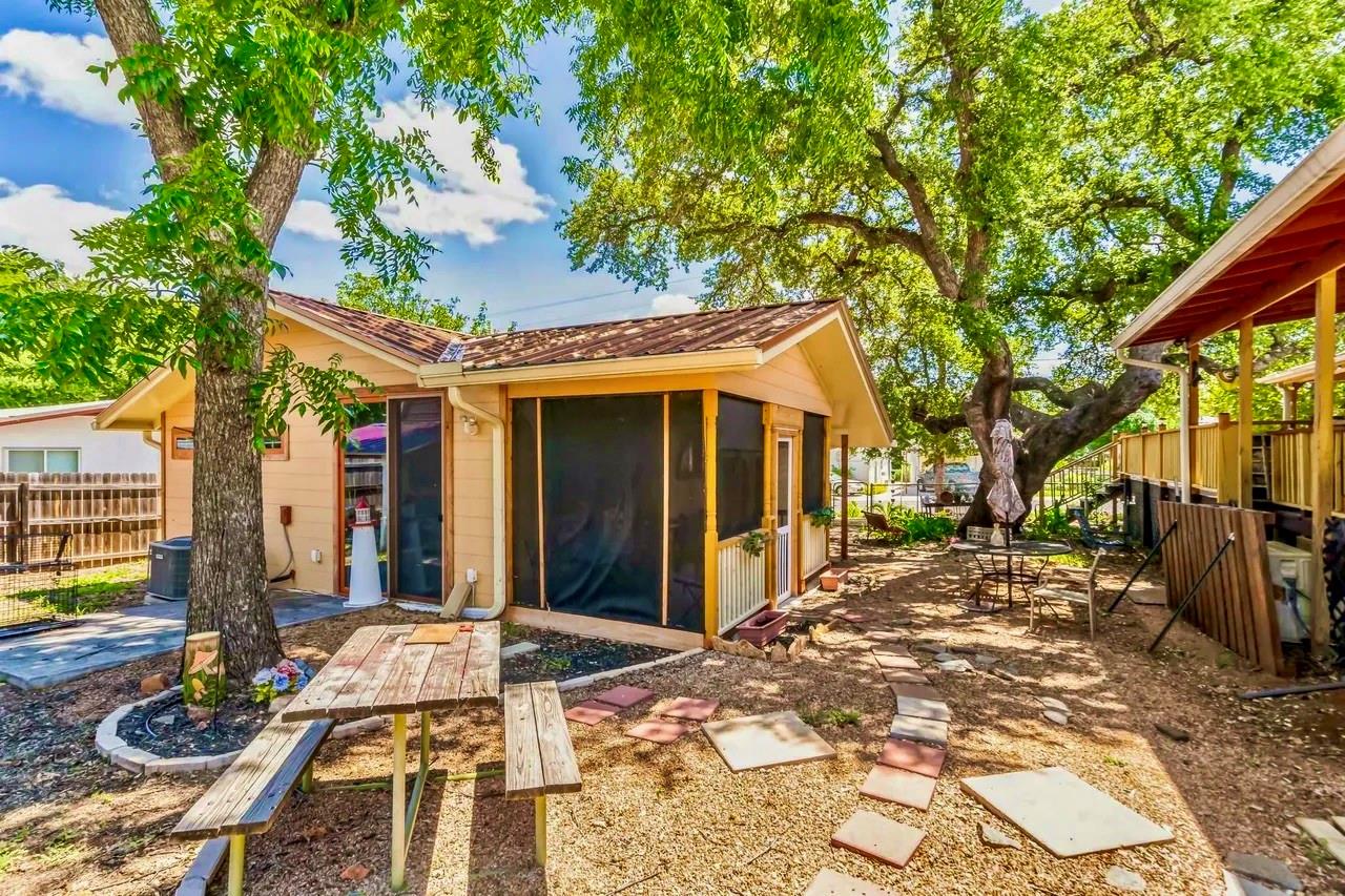 1307 Wright St Property Photo 8