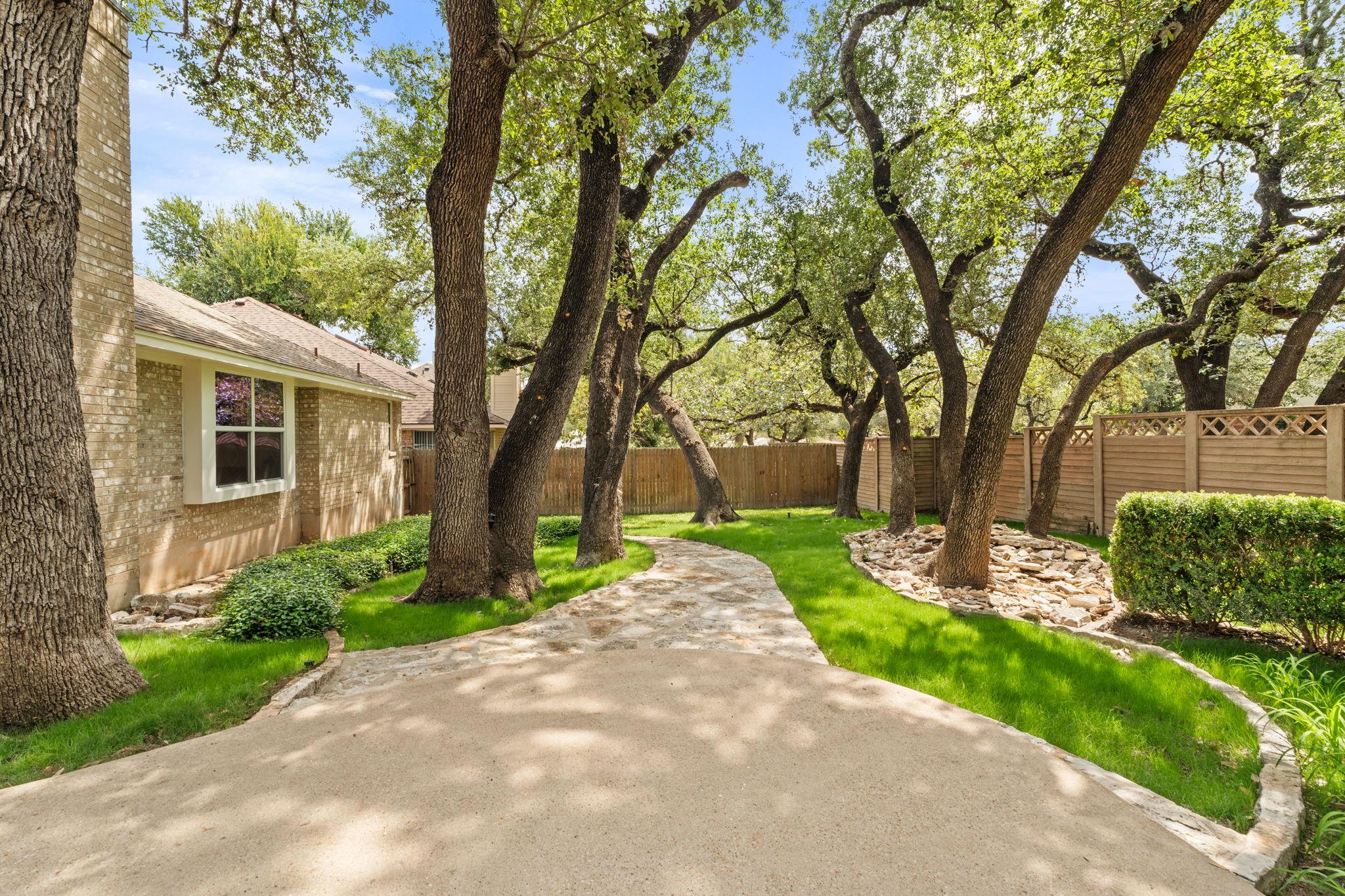 11007 Andenwood Dr Property Photo 8