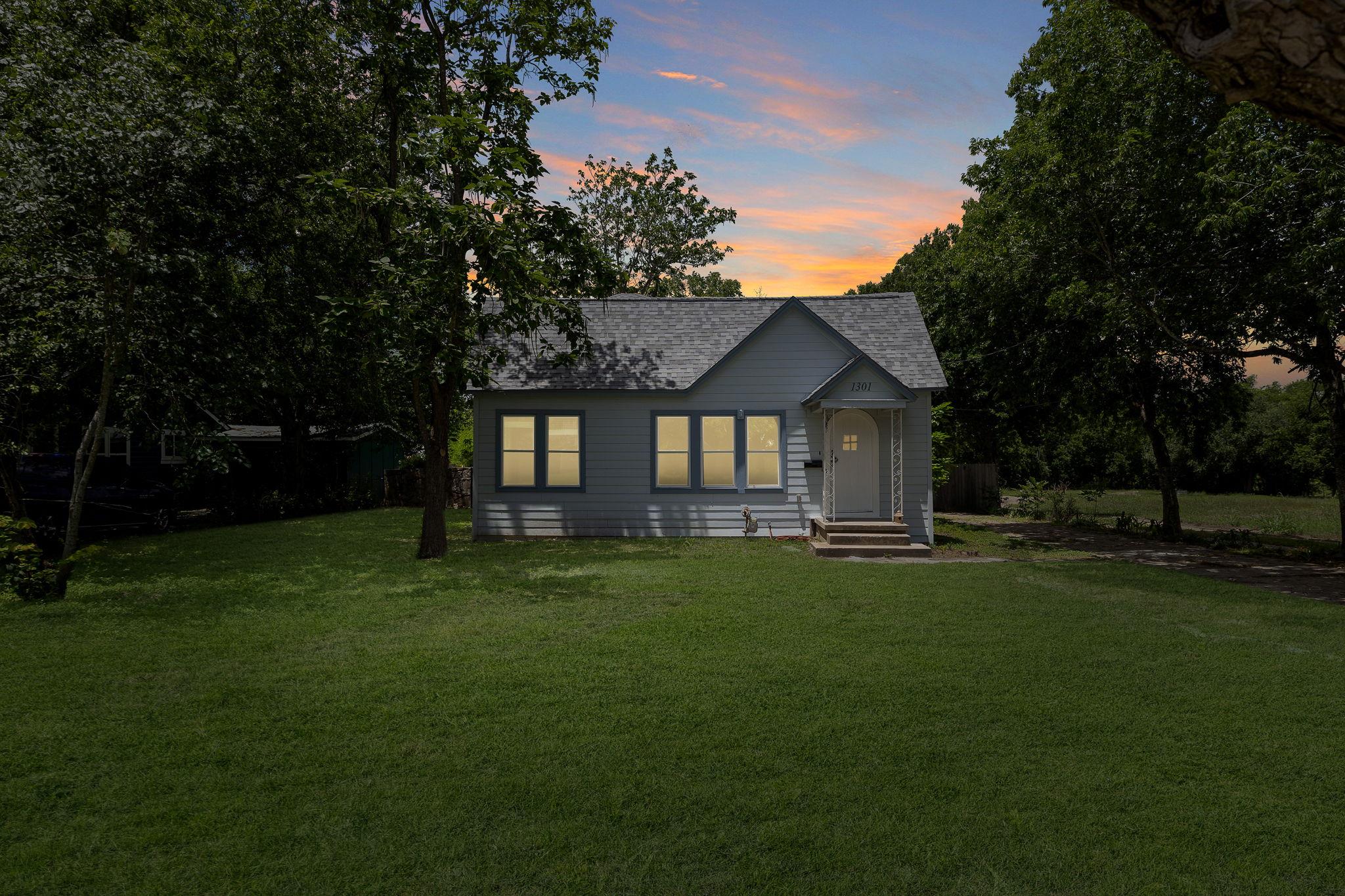 1301 Sloan St Property Photo 4