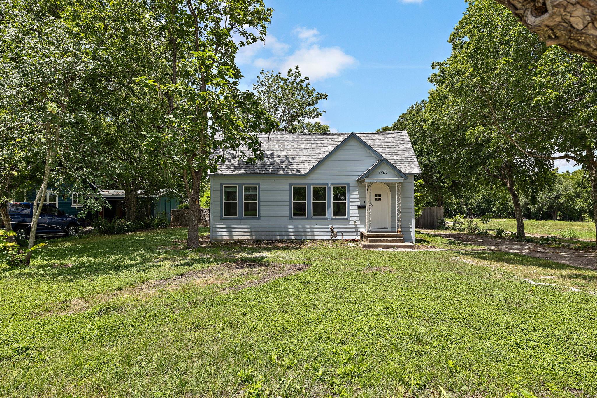 1301 Sloan St Property Photo 6