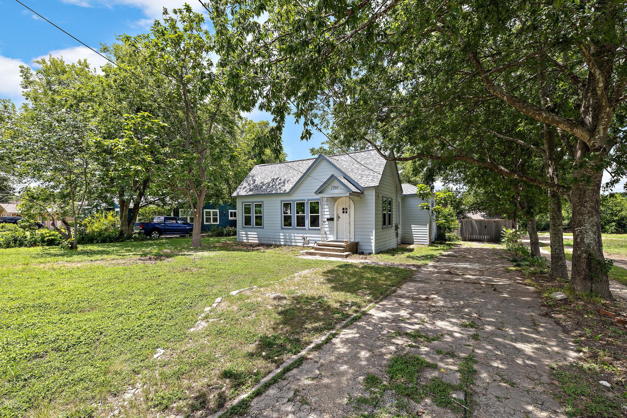 1301 Sloan St Property Photo 7