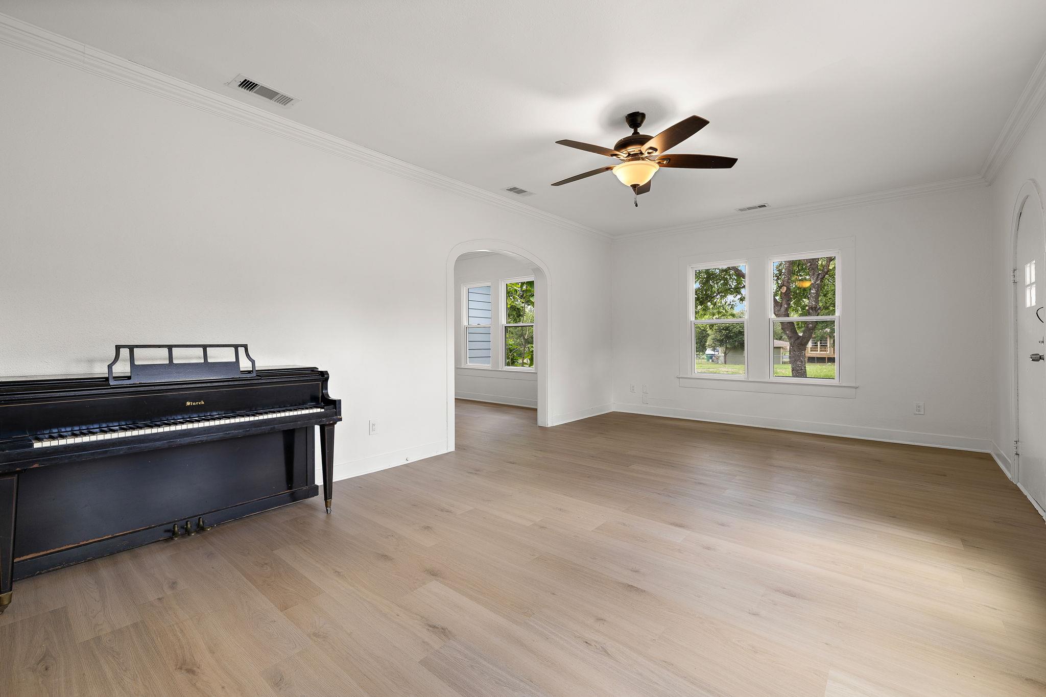 1301 Sloan St Property Photo 8
