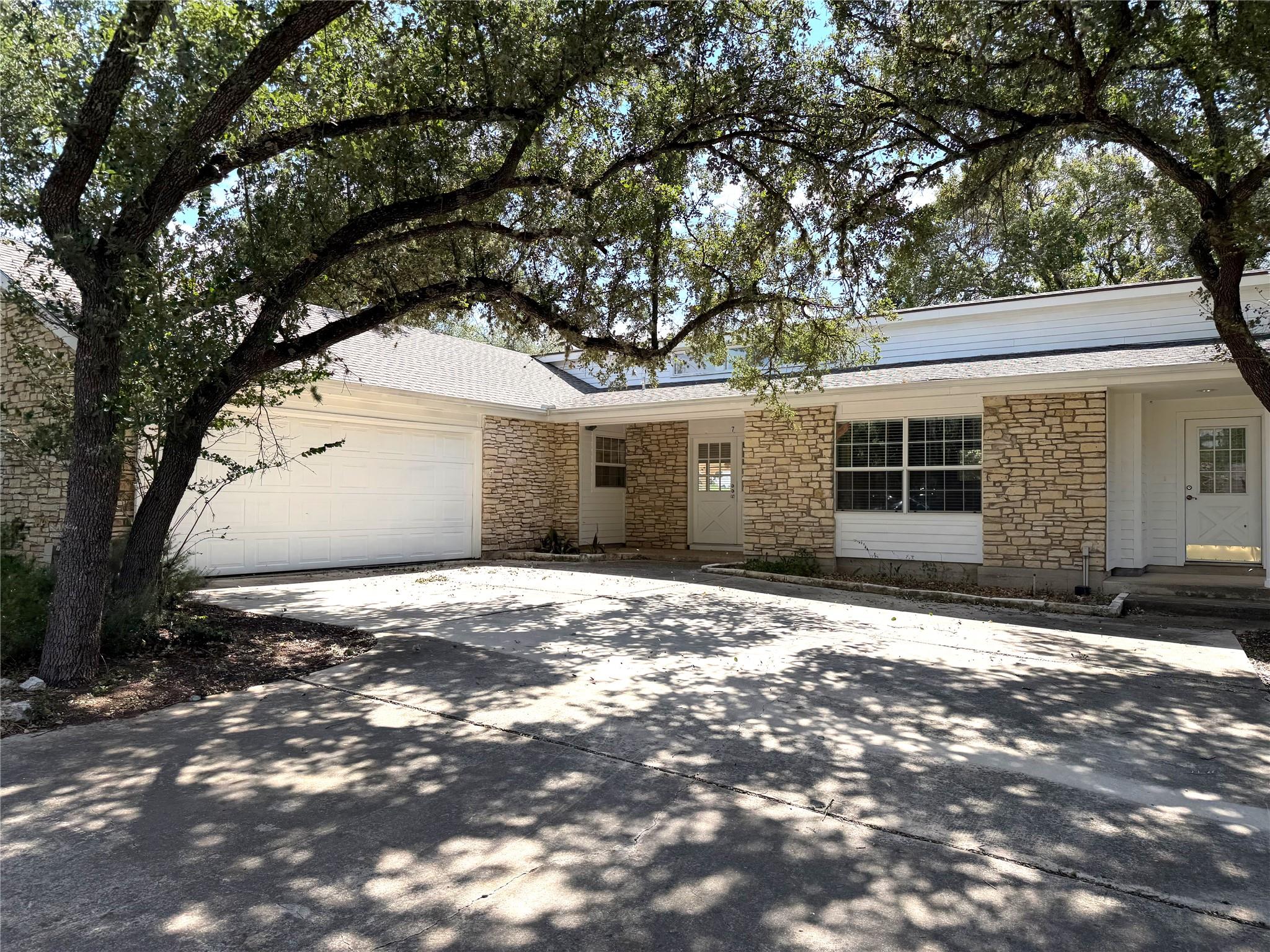 7 Country Ln Property Photo 1