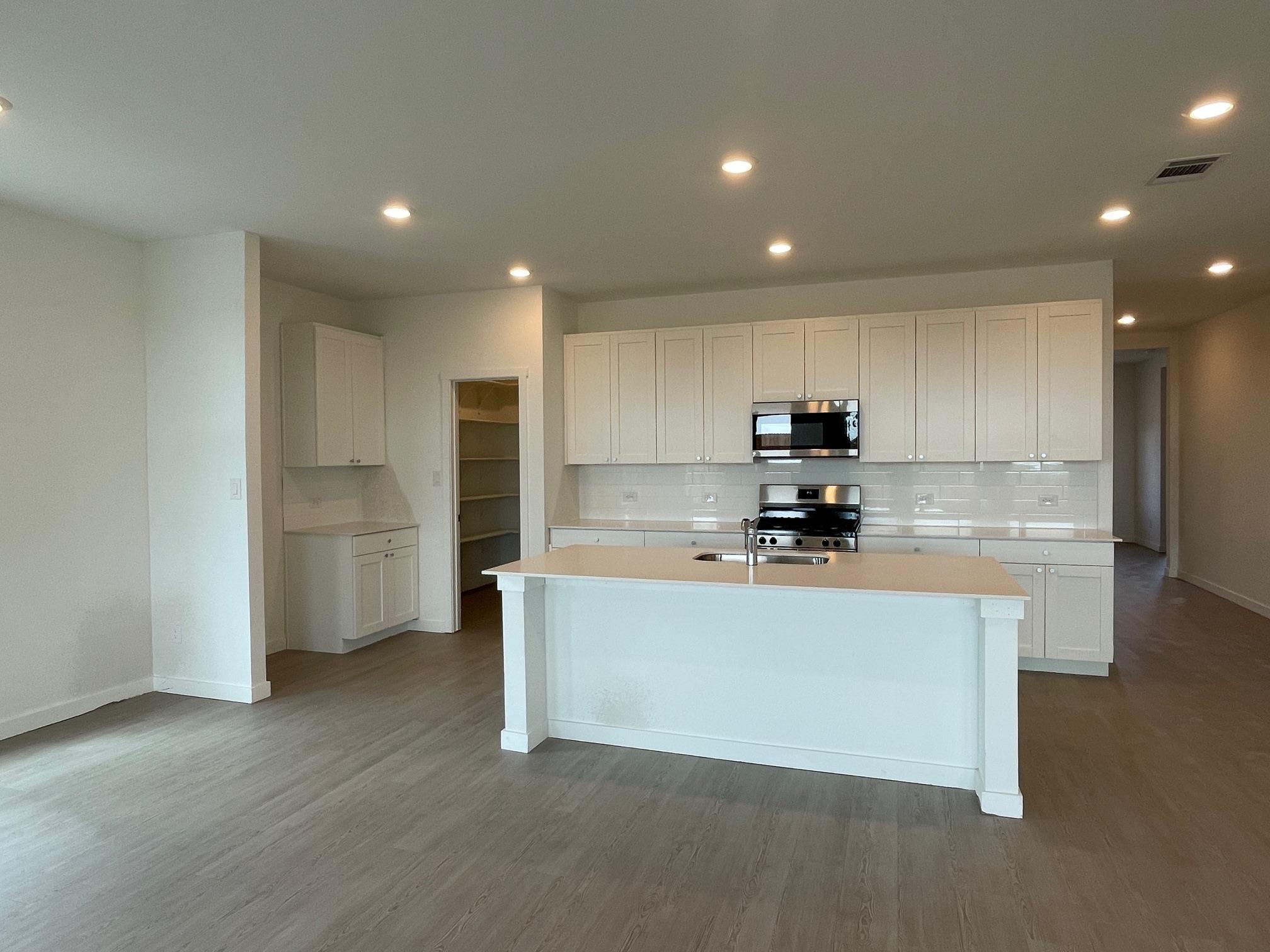 193 Seabreeze St Property Photo 3