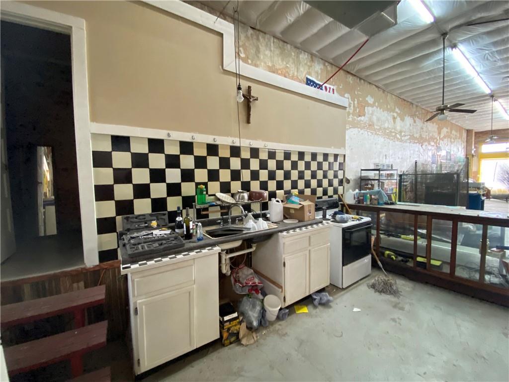 202 N Commerce St Property Photo 17