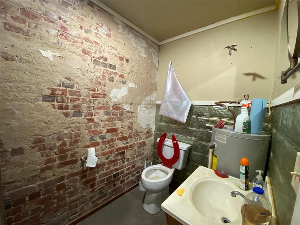 202 N Commerce St Property Photo 18