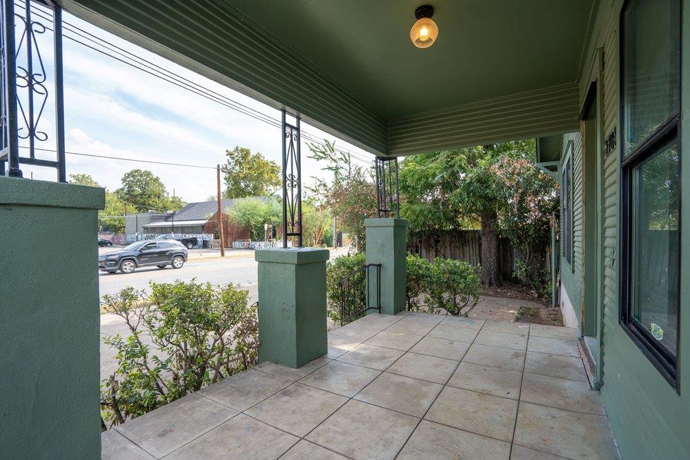 2703 E Cesar Chavez St Property Photo 4