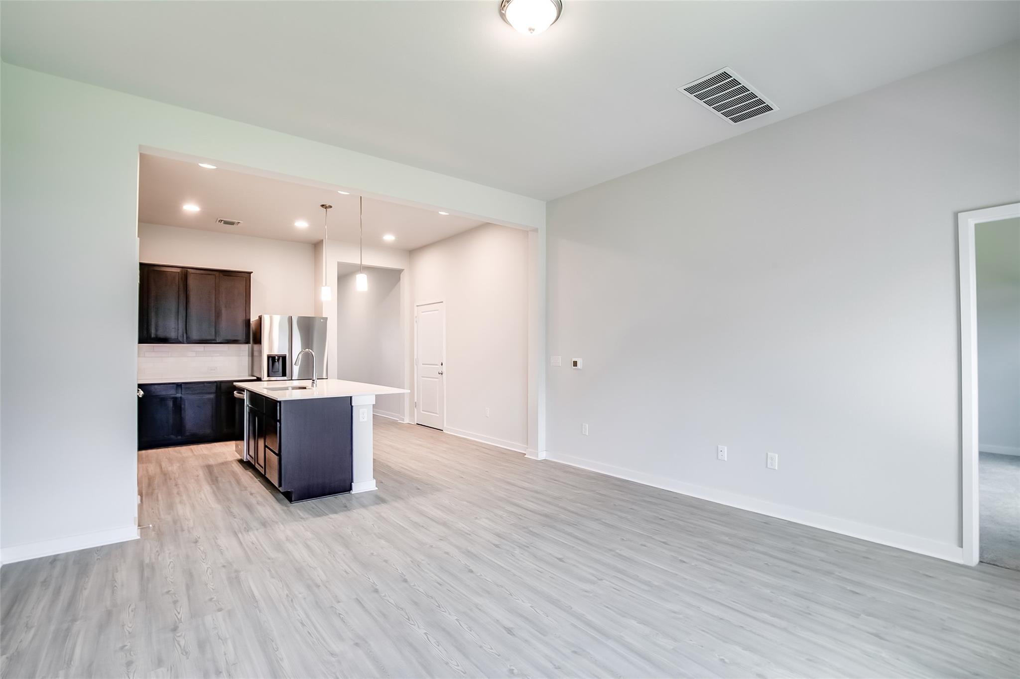 15107 Forum Ave Property Photo 5