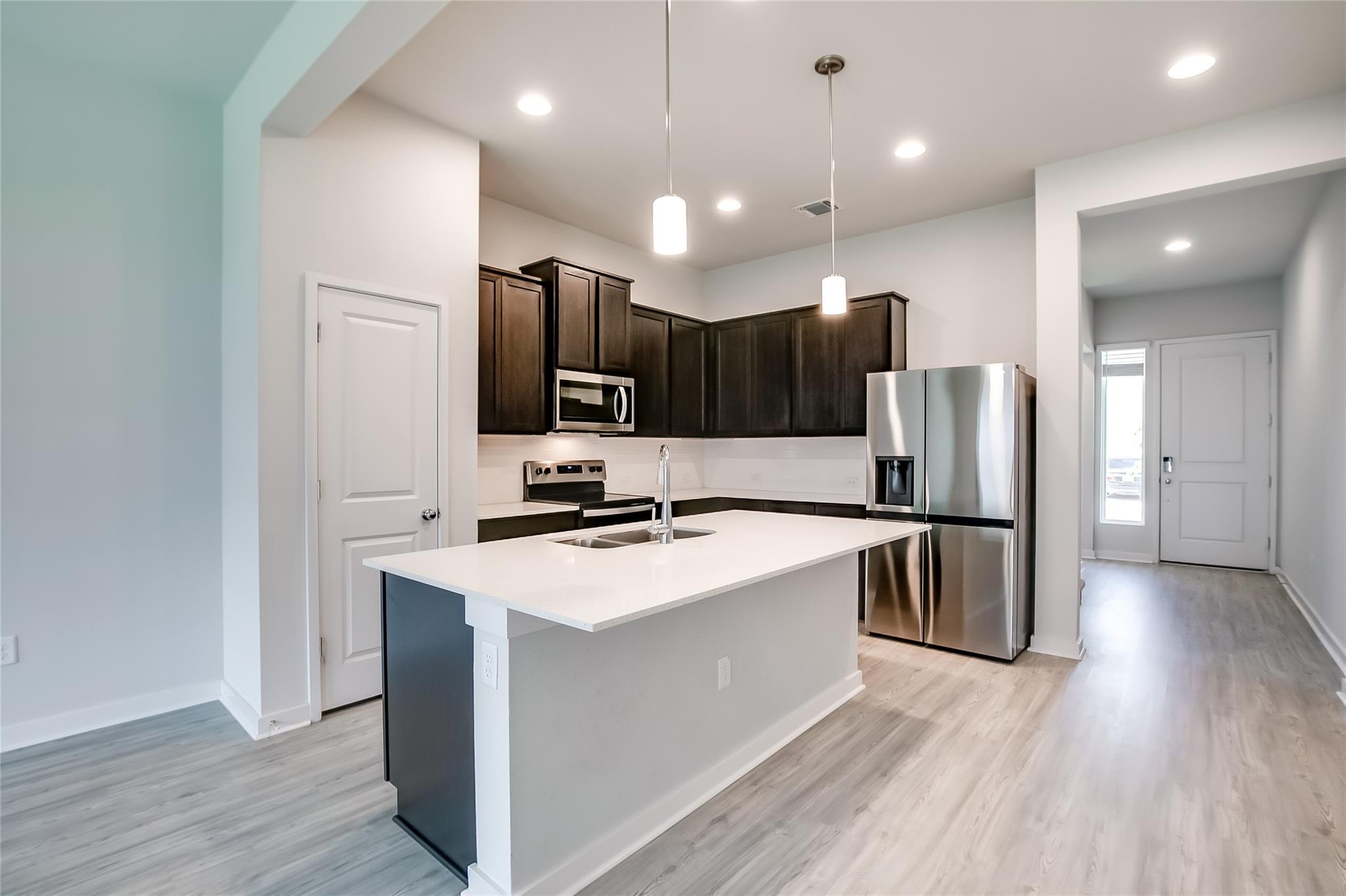15107 Forum Ave Property Photo 6