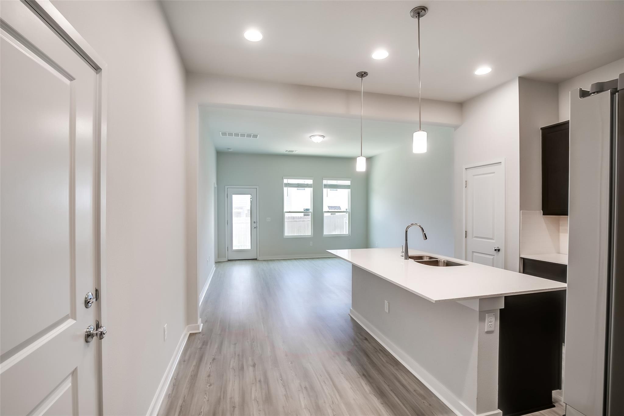 15107 Forum Ave Property Photo 9