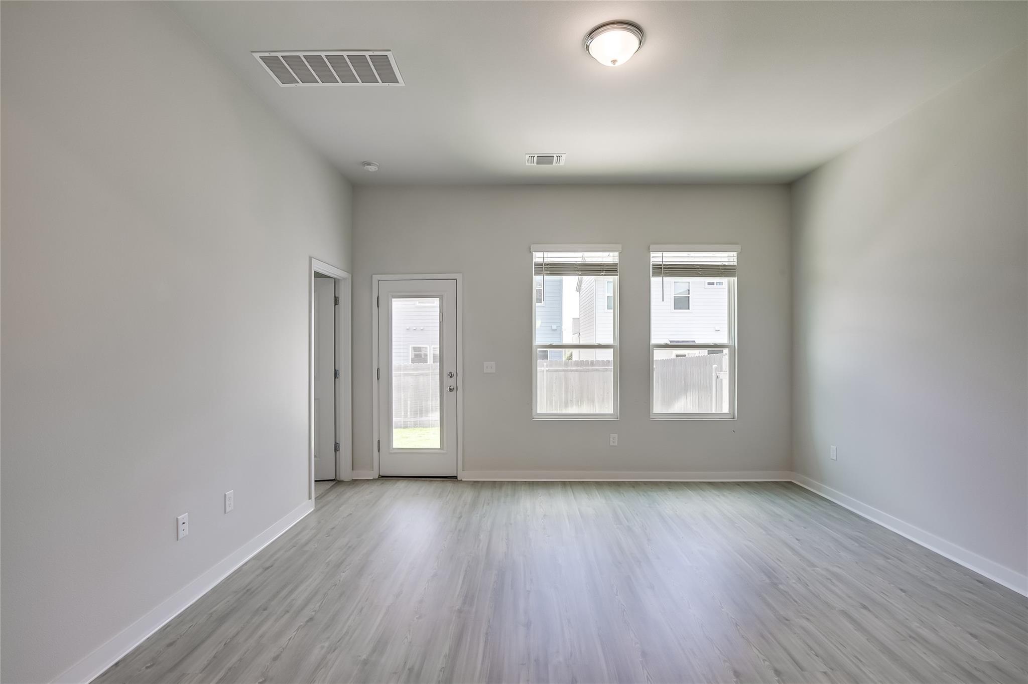 15107 Forum Ave Property Photo 10