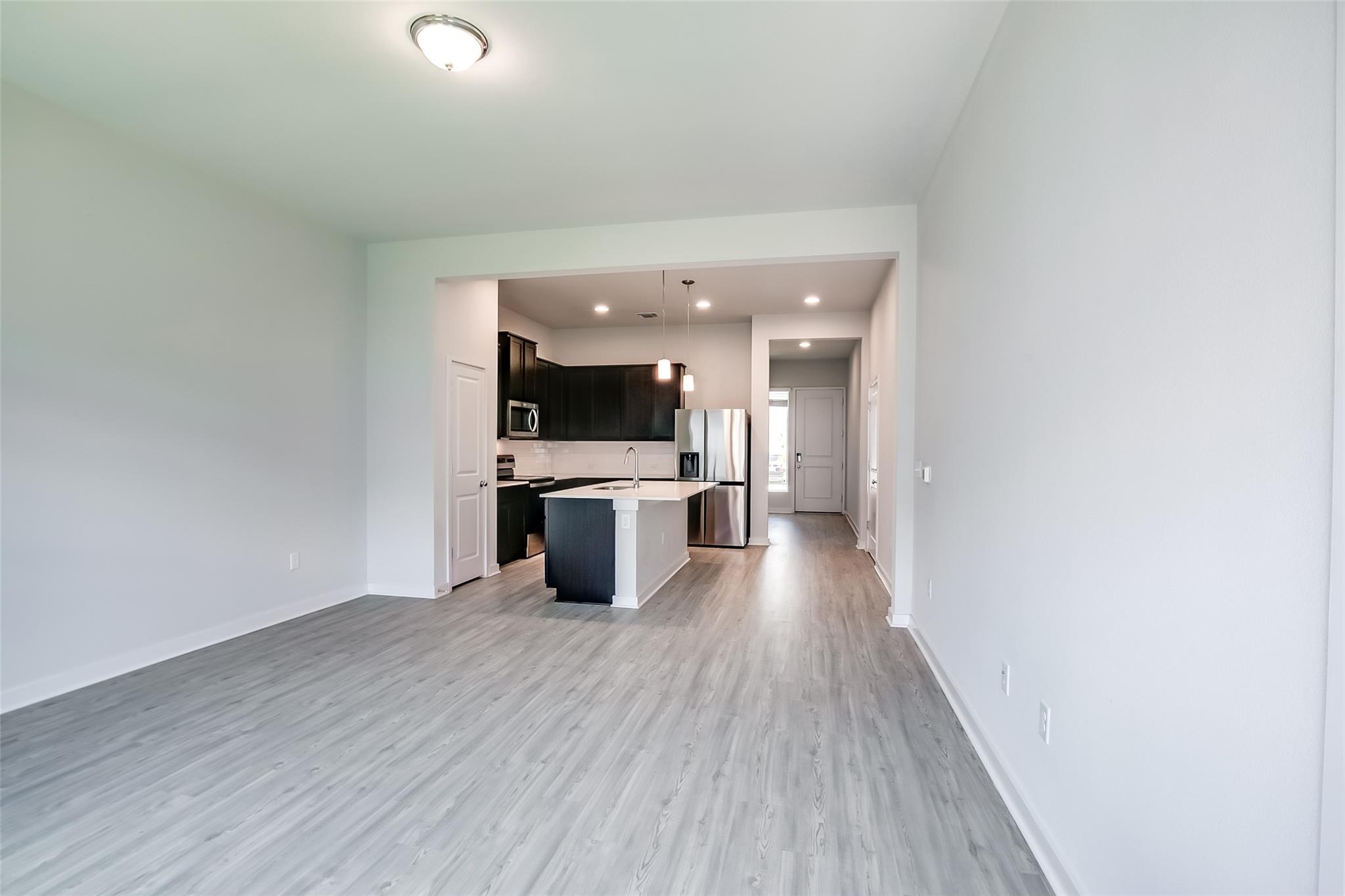 15107 Forum Ave Property Photo 24