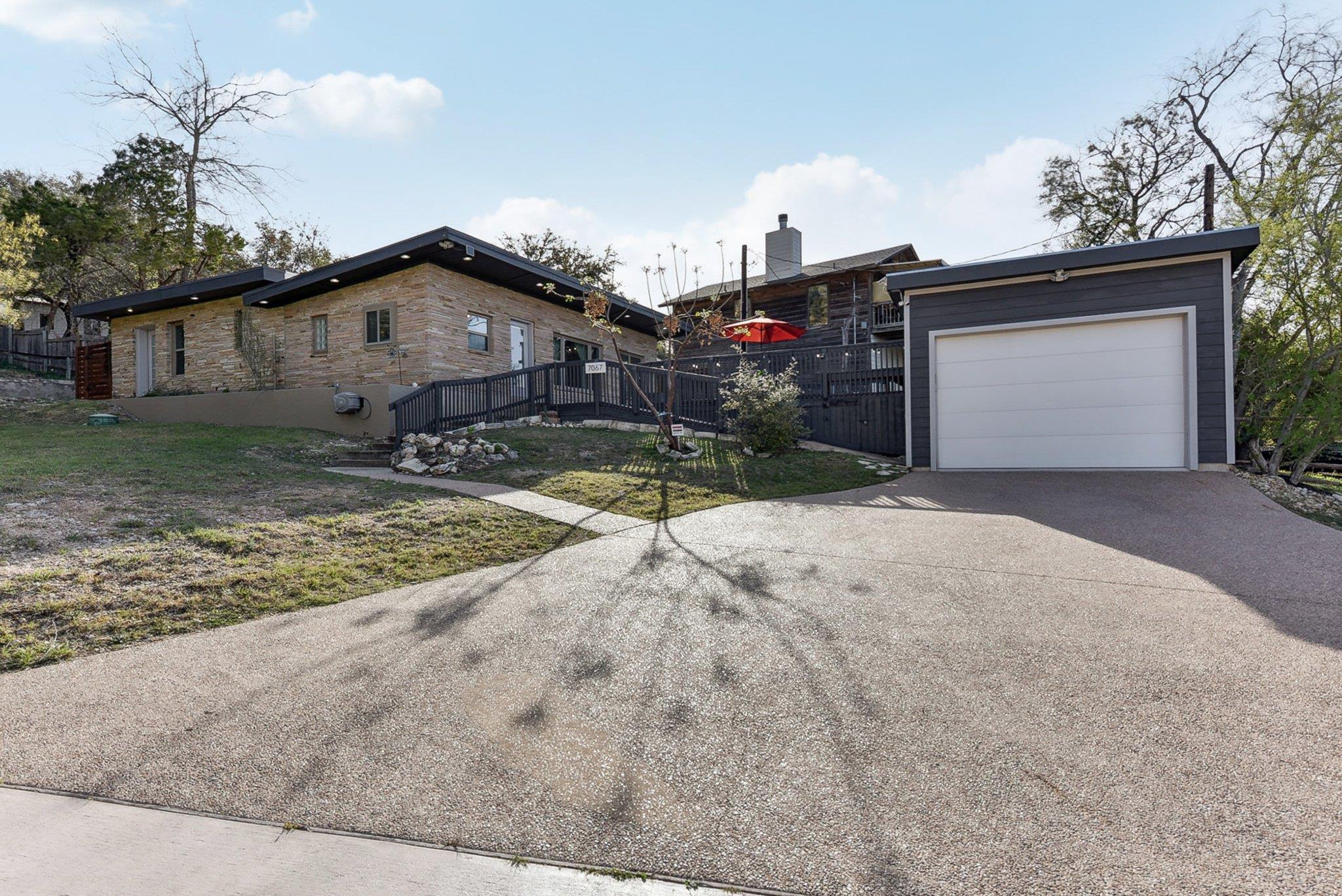7067 Comanche Trl Property Photo 11