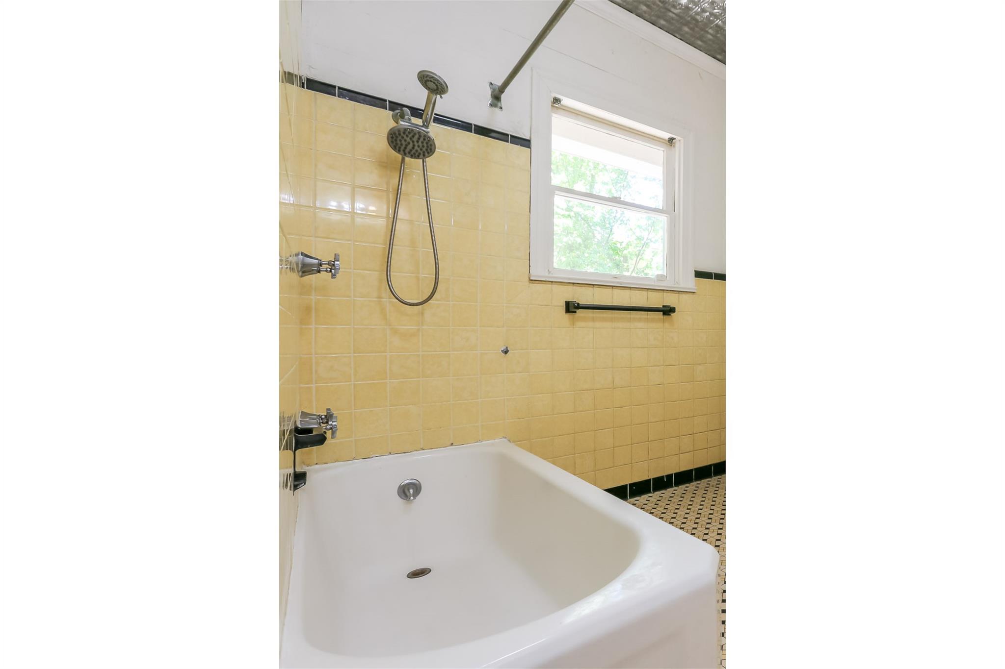 308 E 32nd St #a Property Photo 19