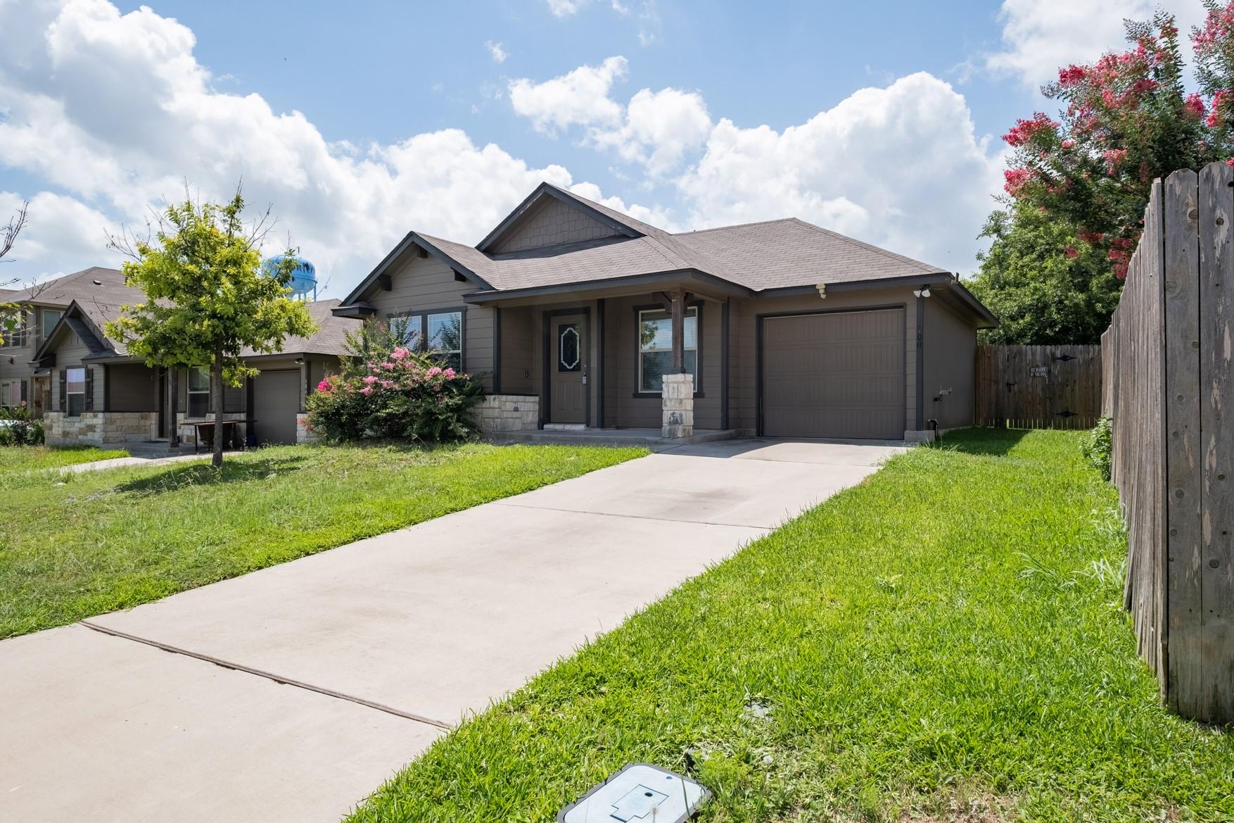 100 Azurite Dr Property Photo 1