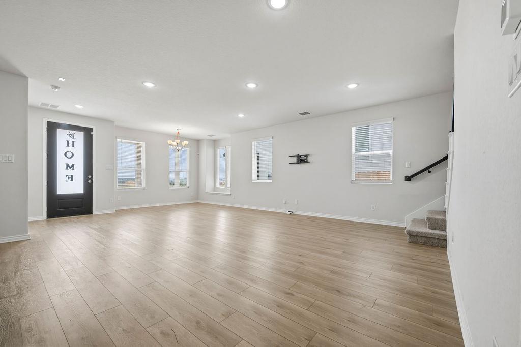 245 Leeland Dr Property Photo 3