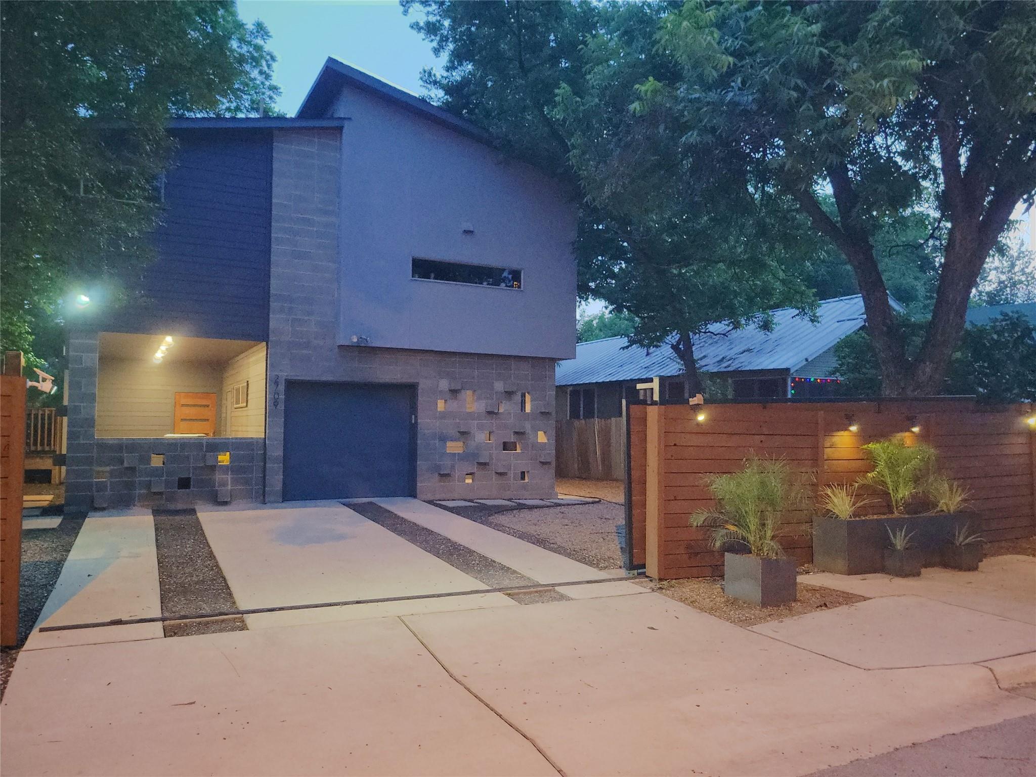 2709 E 2nd St A Property Photo
