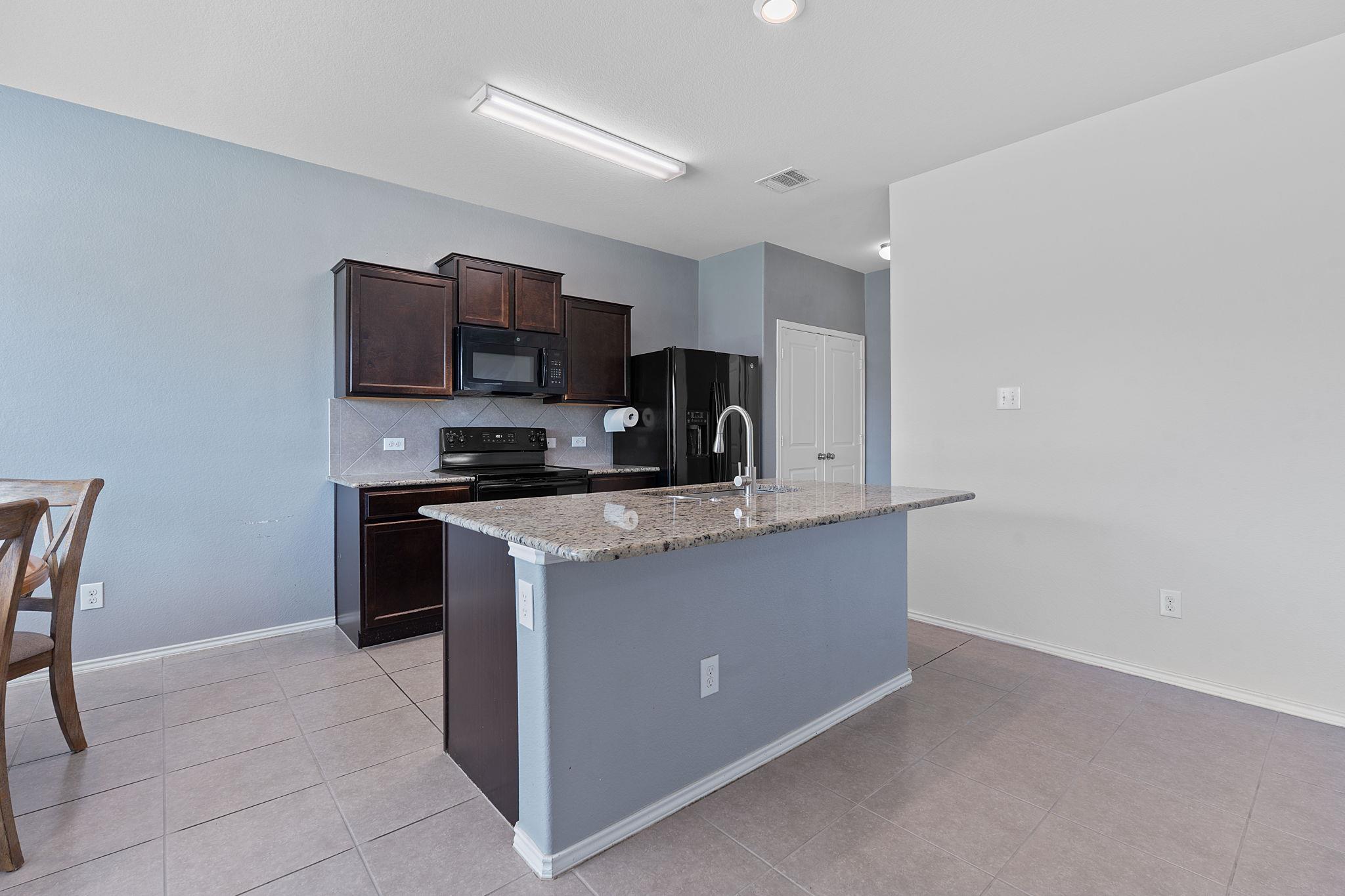 520 Shimek St #14a Property Photo 7