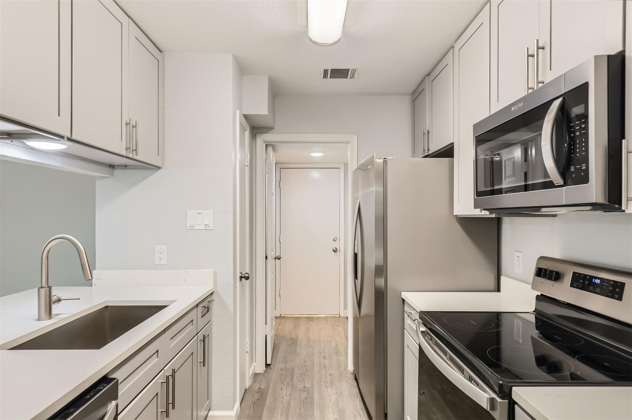 9201 Sedgemoor Trl #b Property Photo 4