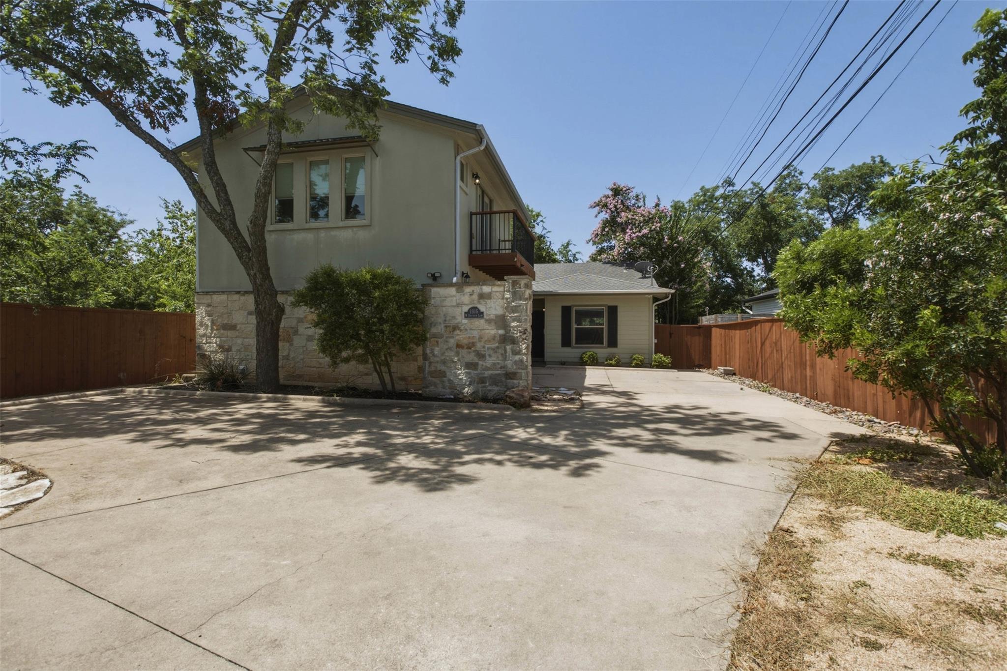 1315 W Anderson Ln #b Property Photo 1