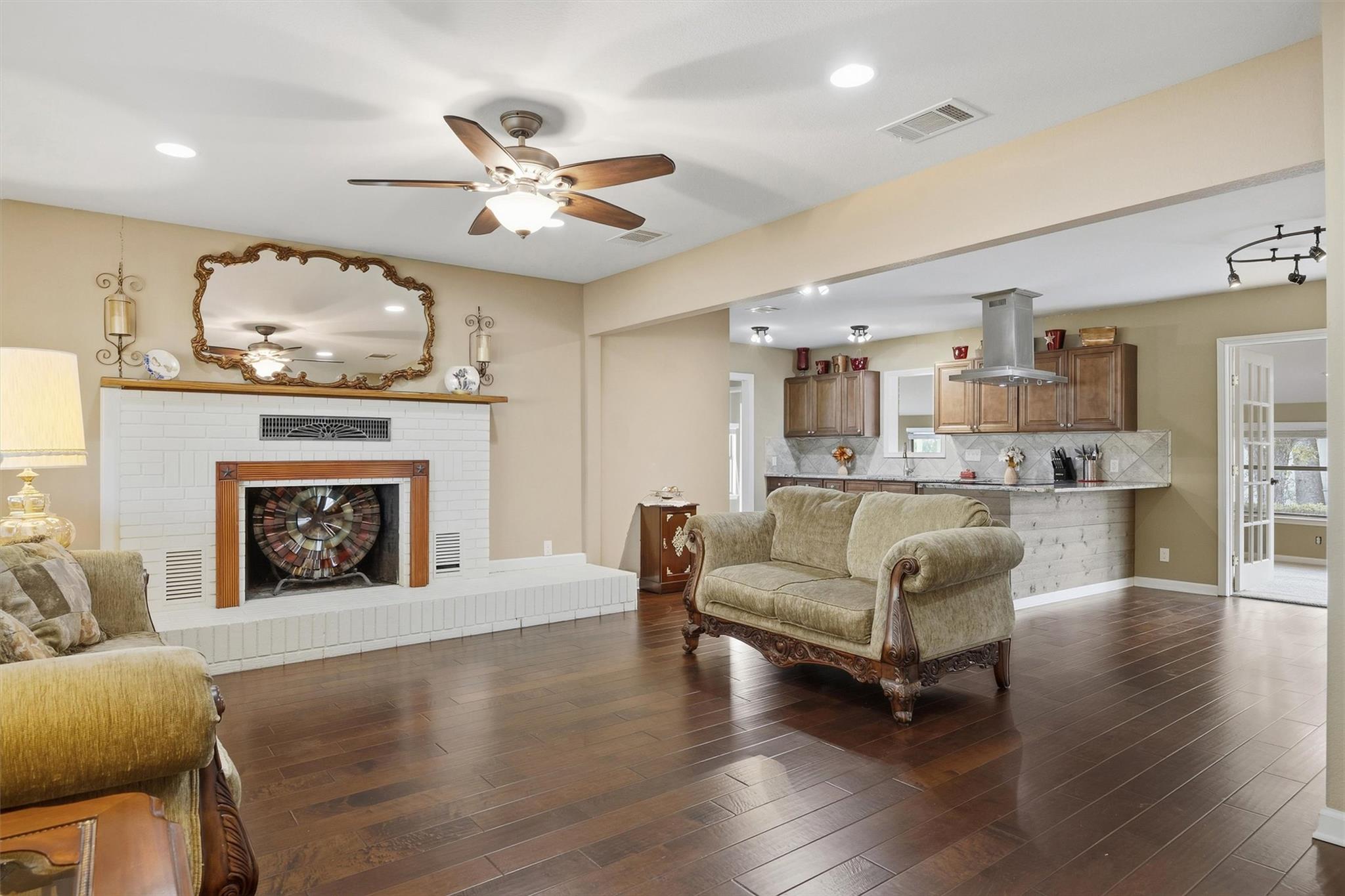 410 N Burnet St Property Photo 6