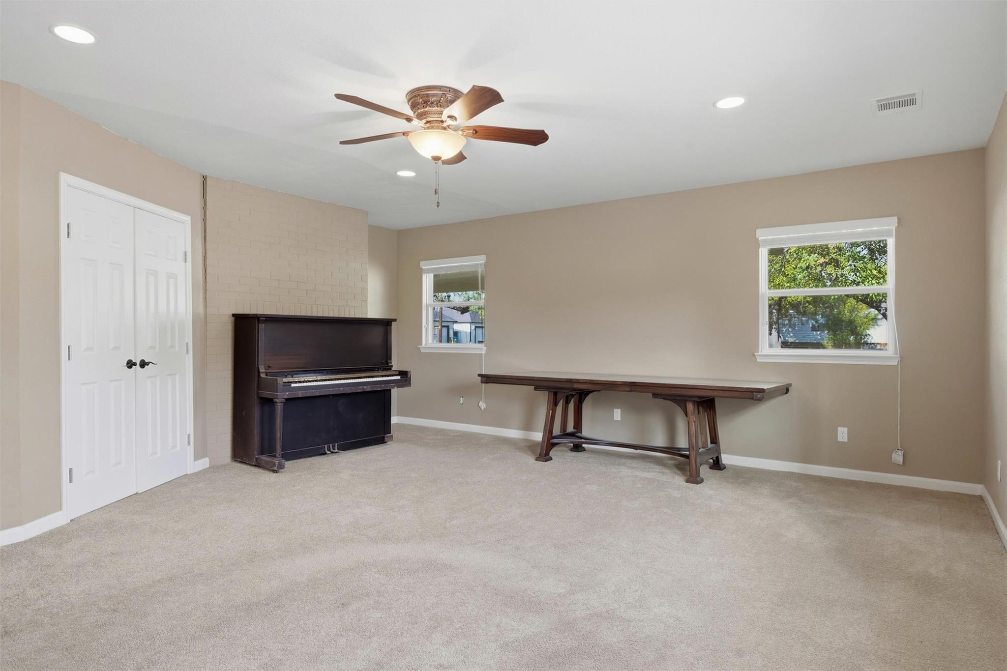 410 N Burnet St Property Photo 12