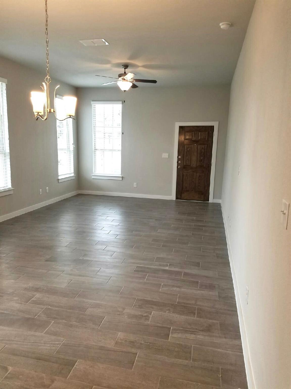 160 Lakeview Ct Property Photo 2