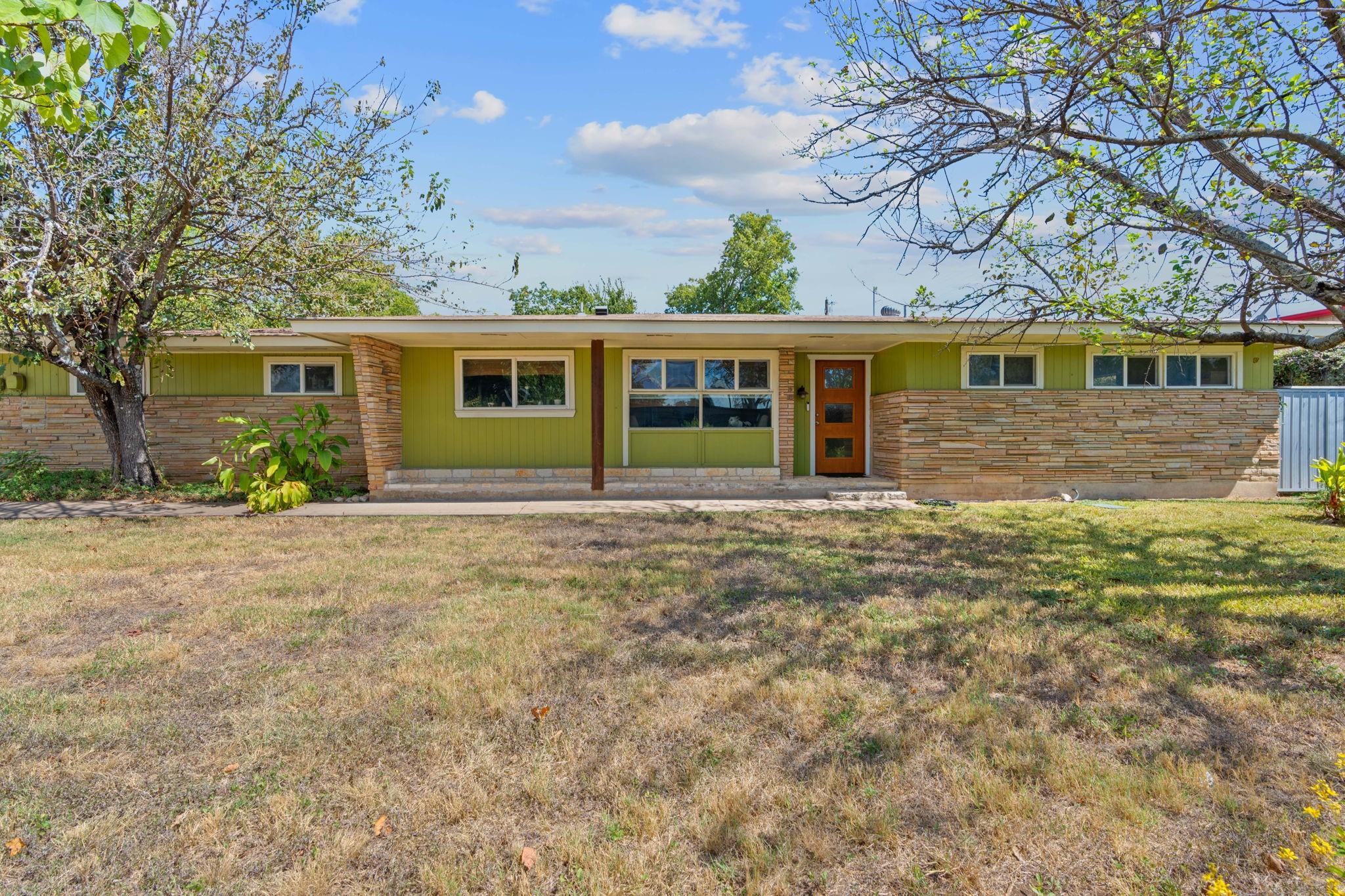 700 & 604 Corral Ln Property Photo 4