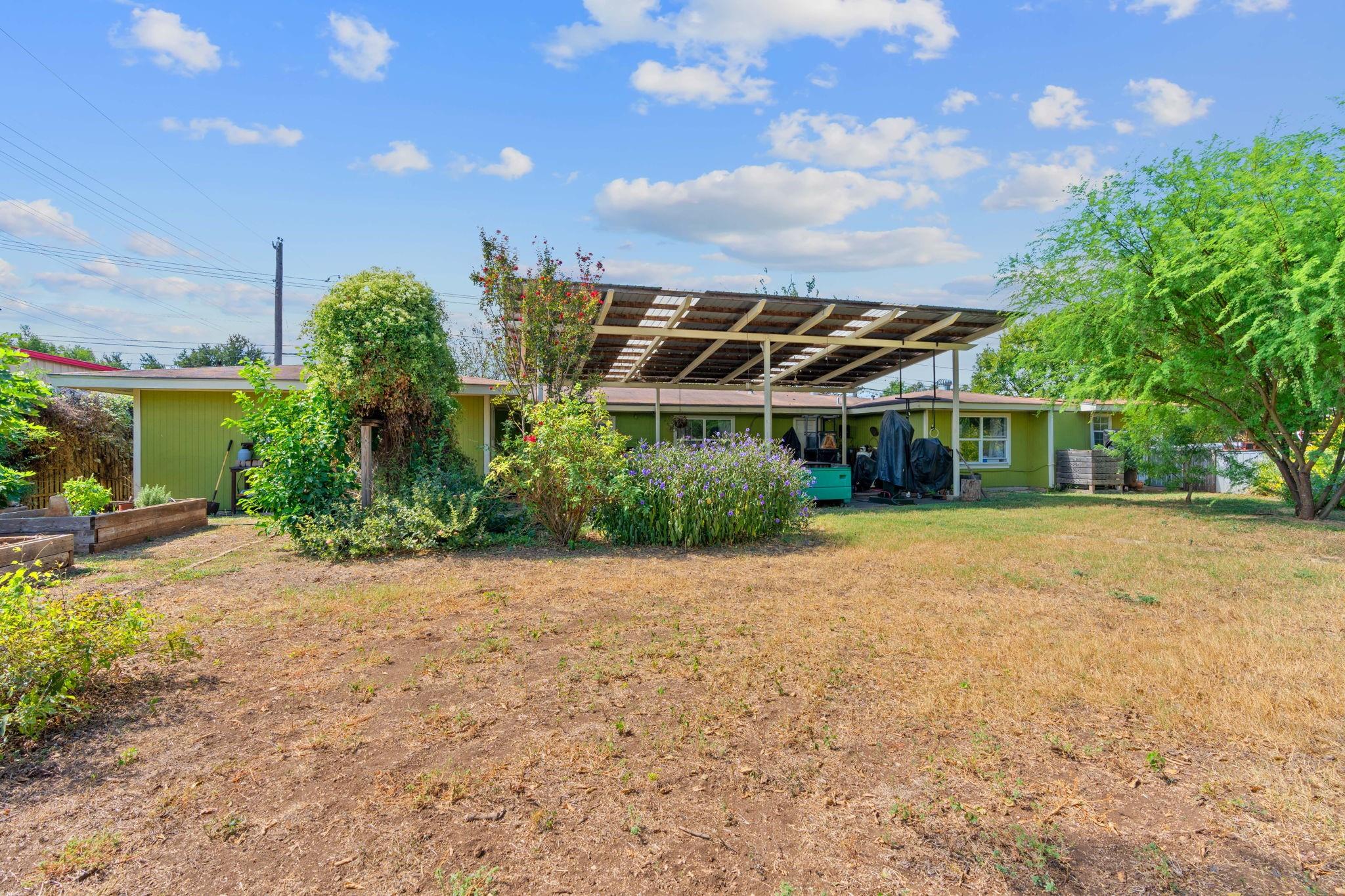 700 & 604 Corral Ln Property Photo 6