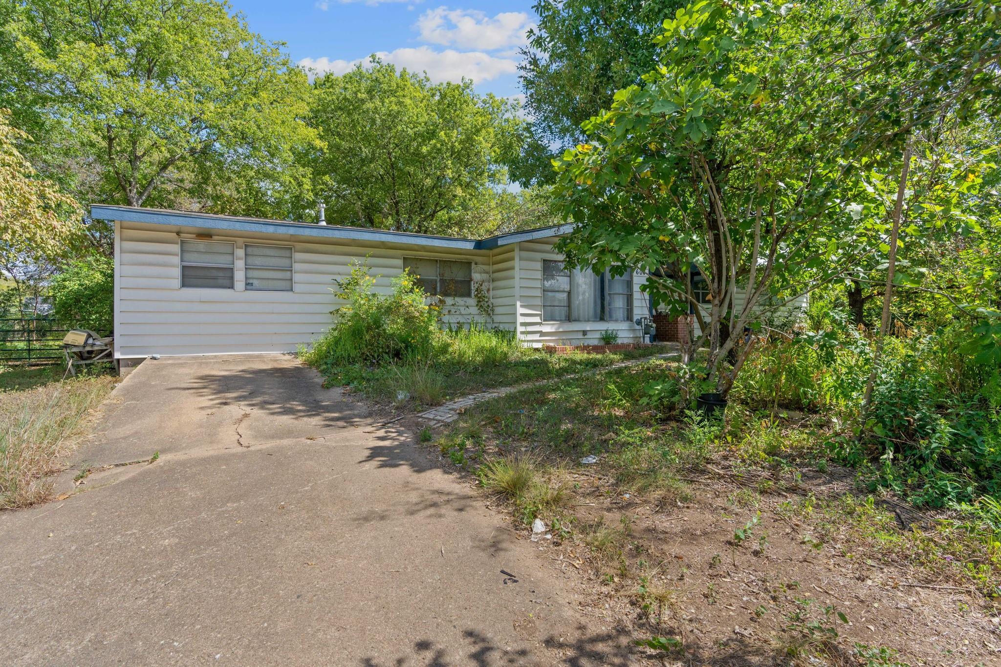 700 & 604 Corral Ln Property Photo 11