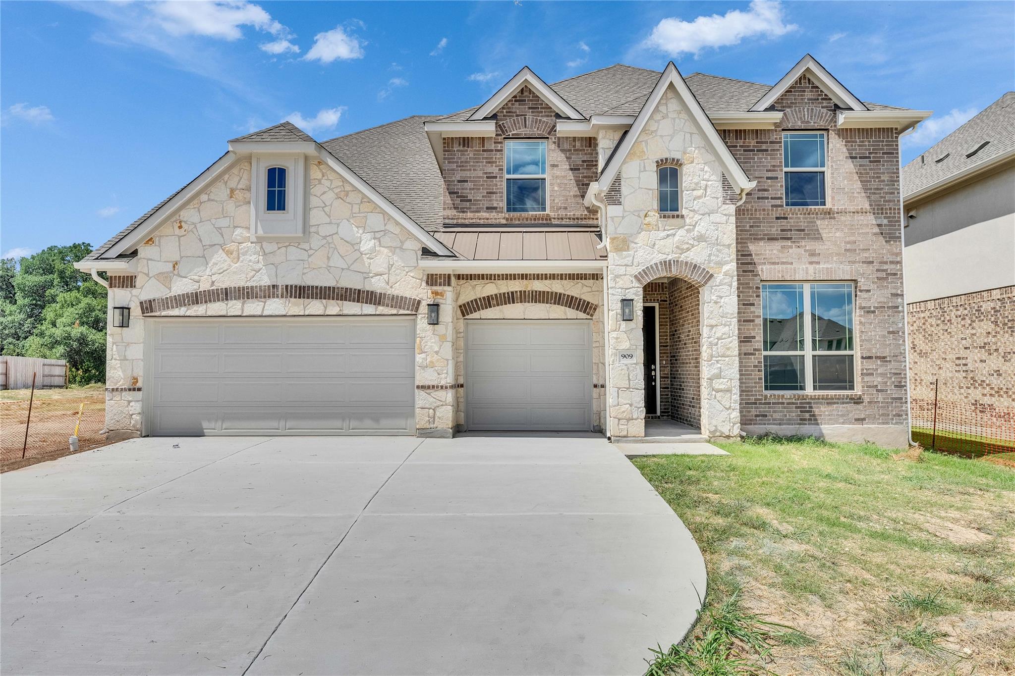 909 Landing Ln Property Photo 1