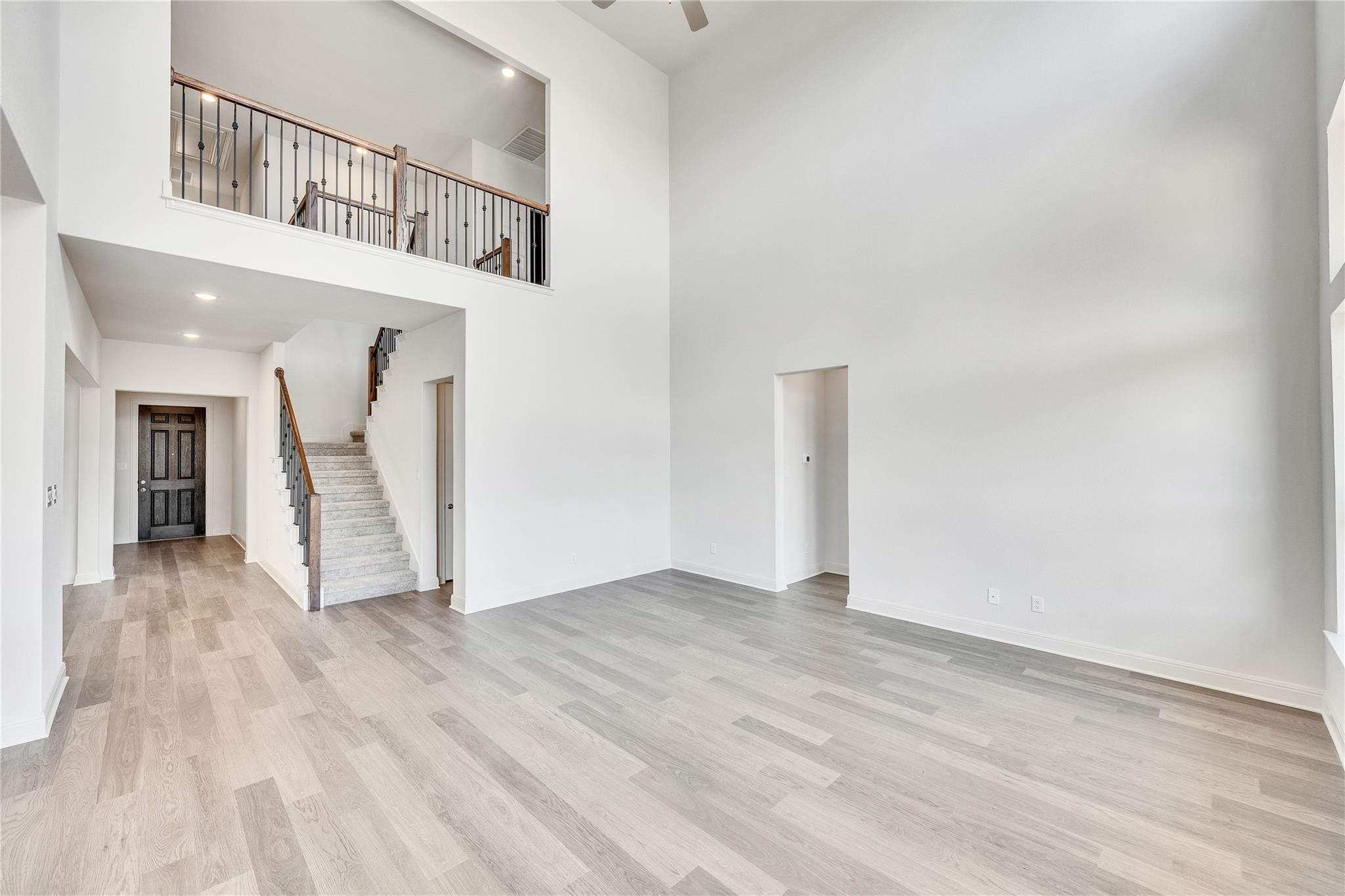 909 Landing Ln Property Photo 2