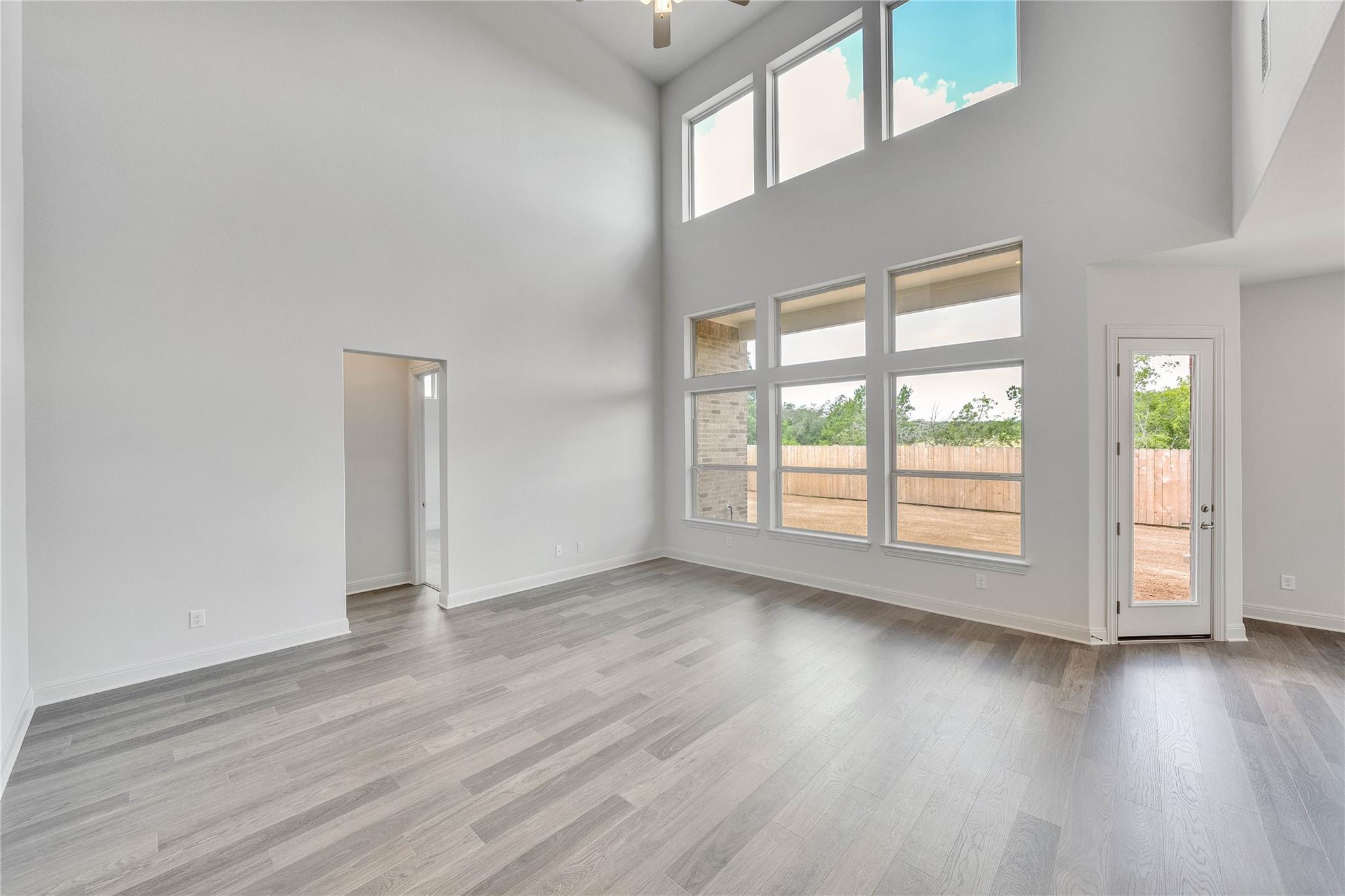 909 Landing Ln Property Photo 3