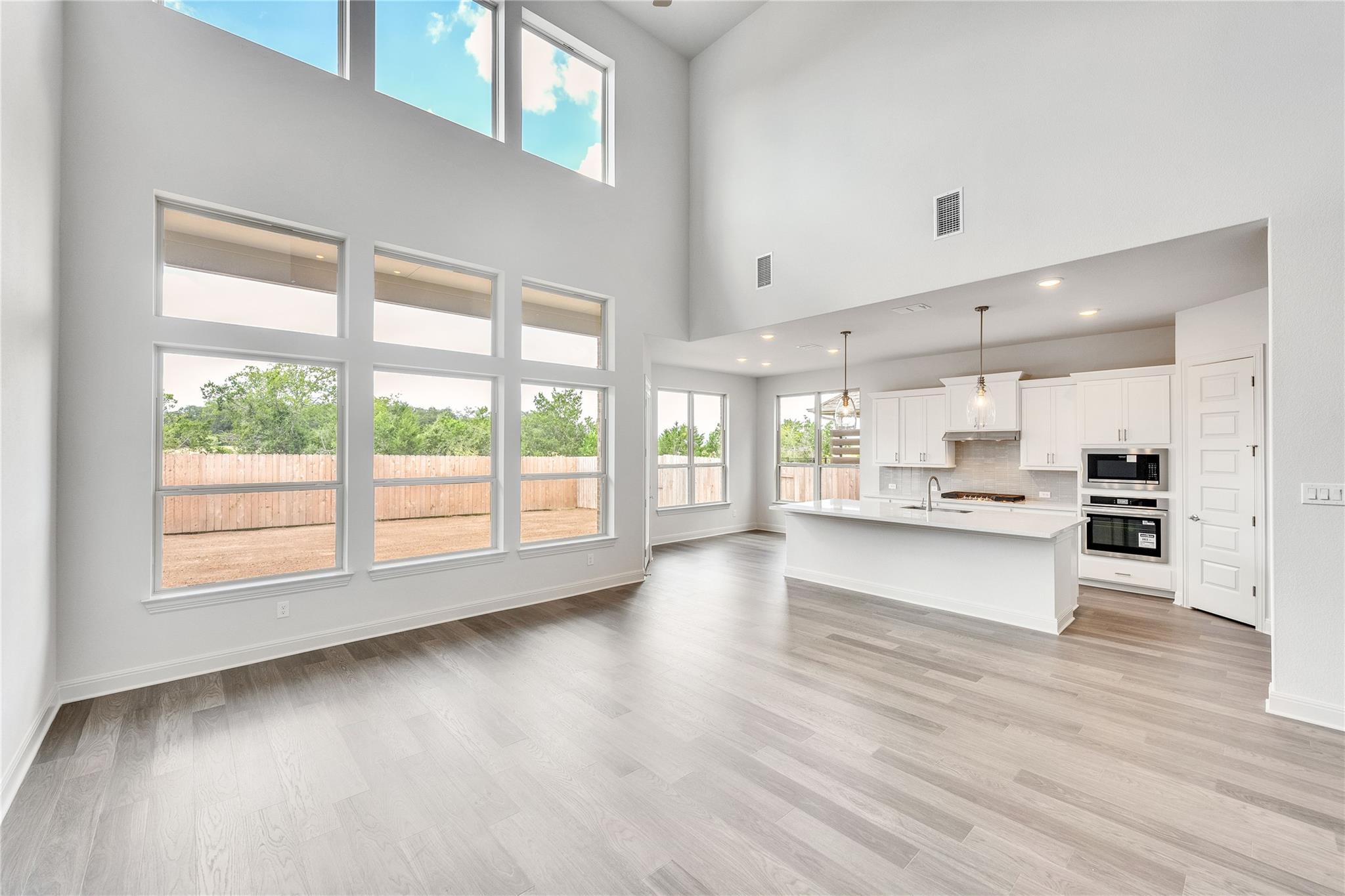 909 Landing Ln Property Photo 4