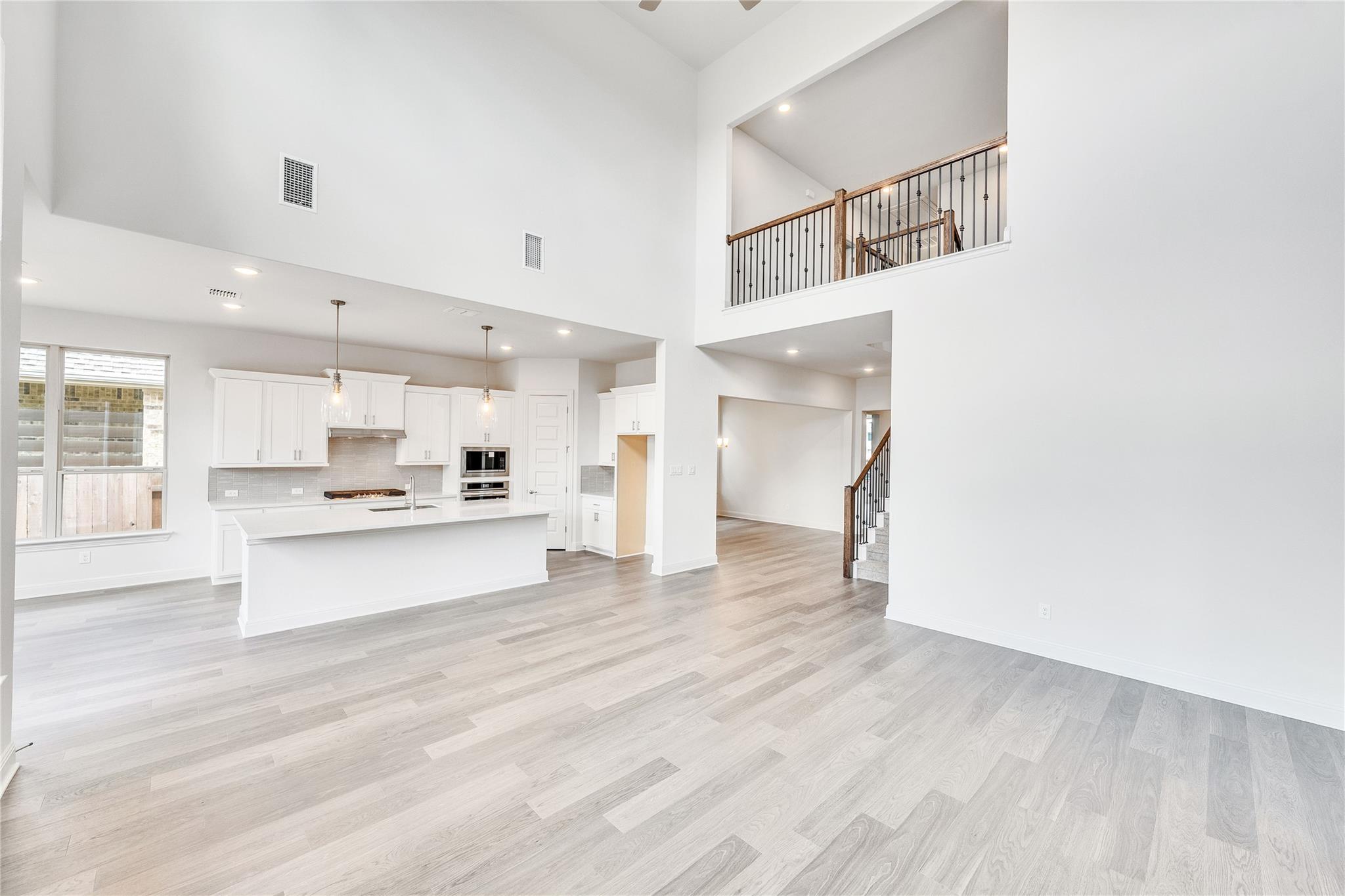 909 Landing Ln Property Photo 5