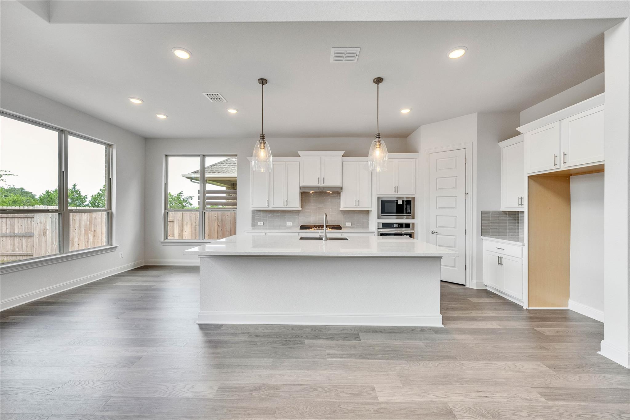 909 Landing Ln Property Photo 6