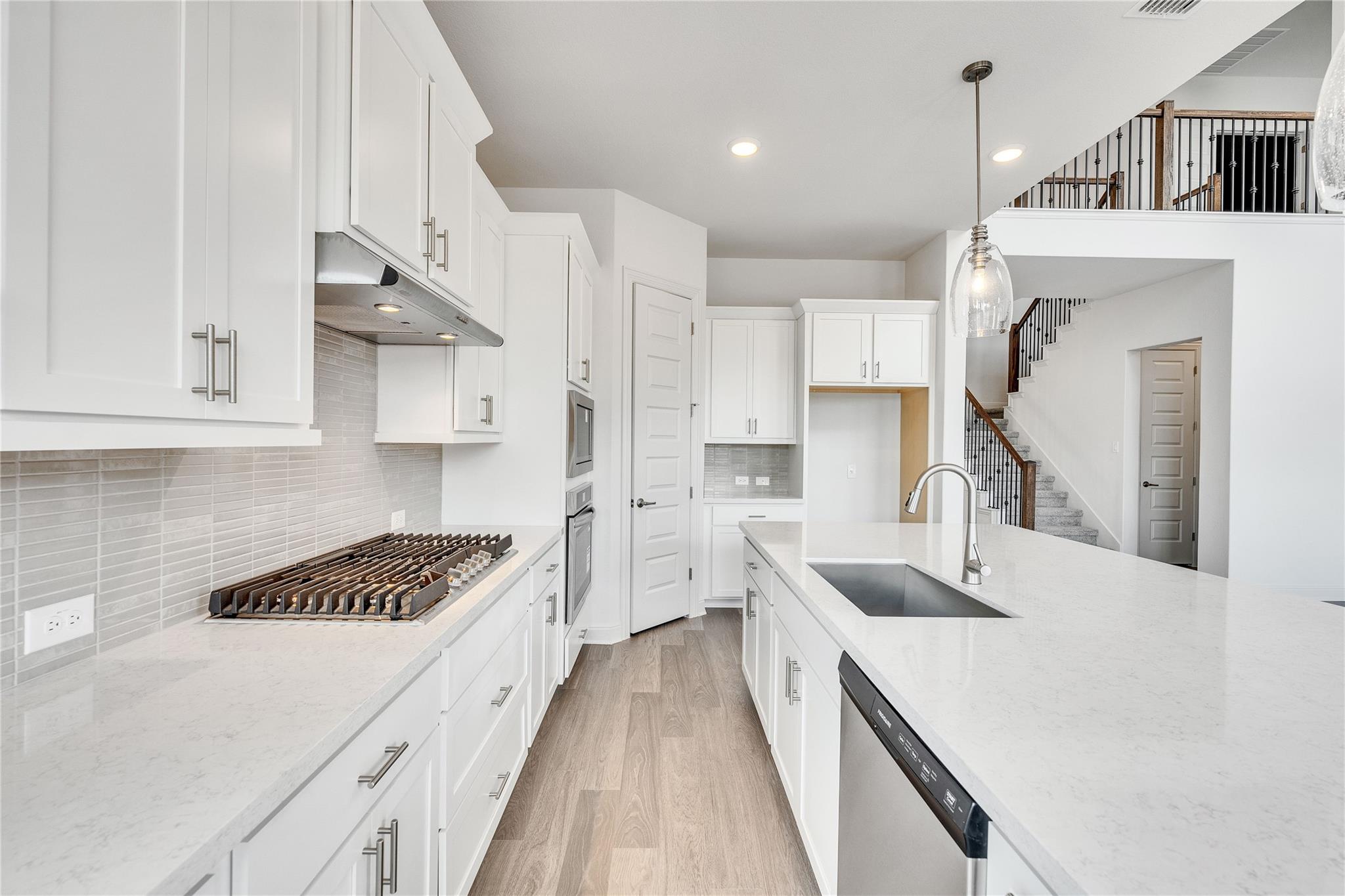 909 Landing Ln Property Photo 7