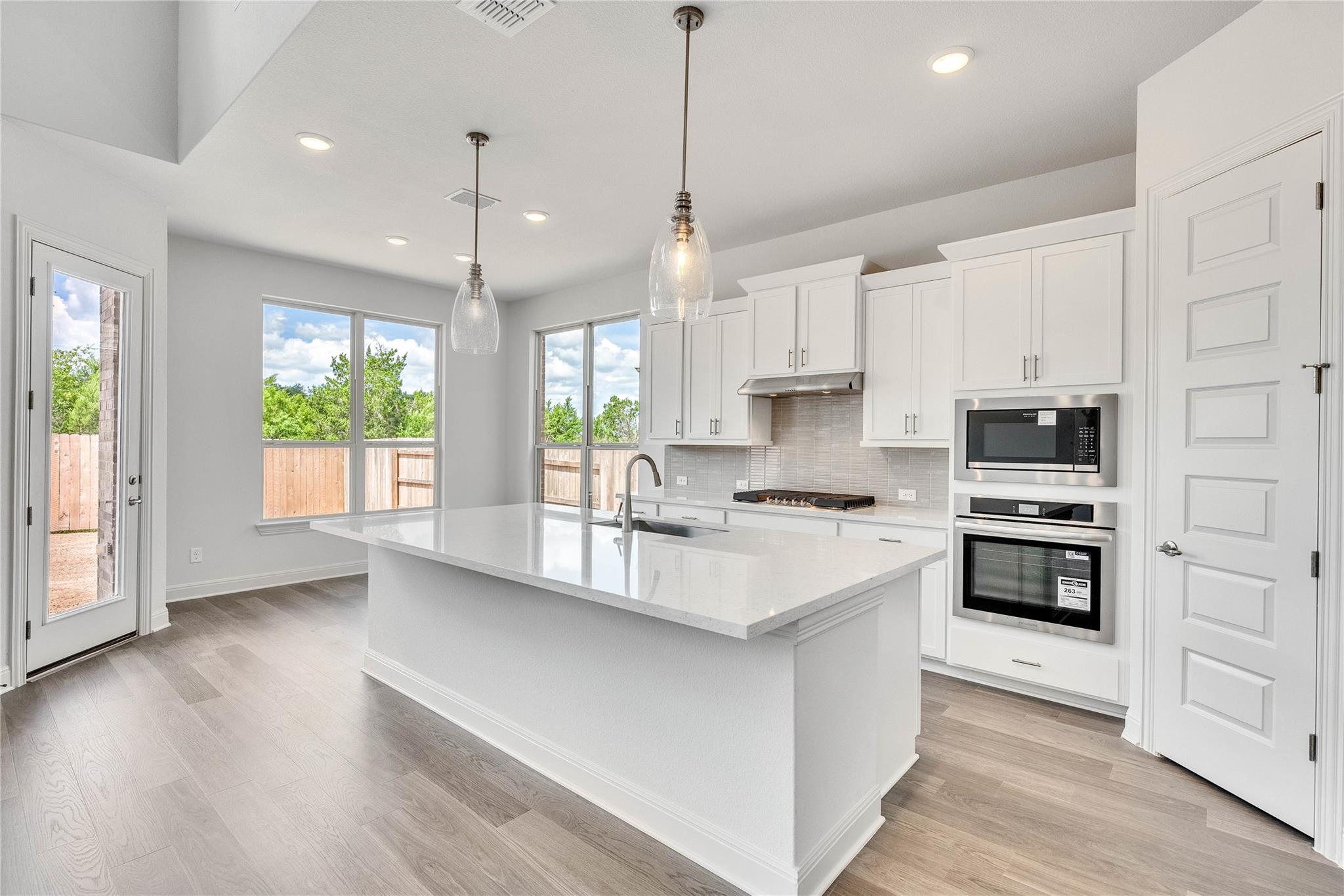 909 Landing Ln Property Photo 8