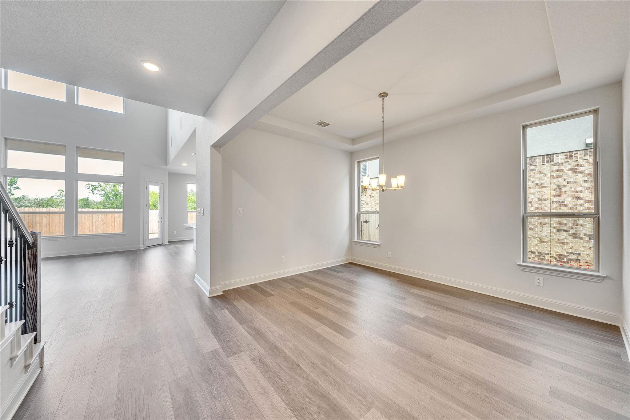 909 Landing Ln Property Photo 9